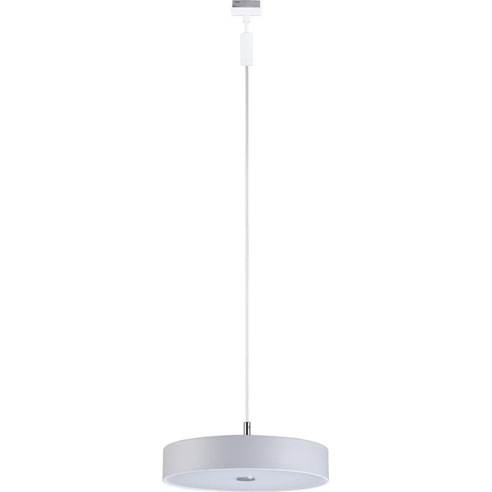 Eine weiße Pendelleuchte mit einem Stoffschirm hängt an einem weißen Kabel.
