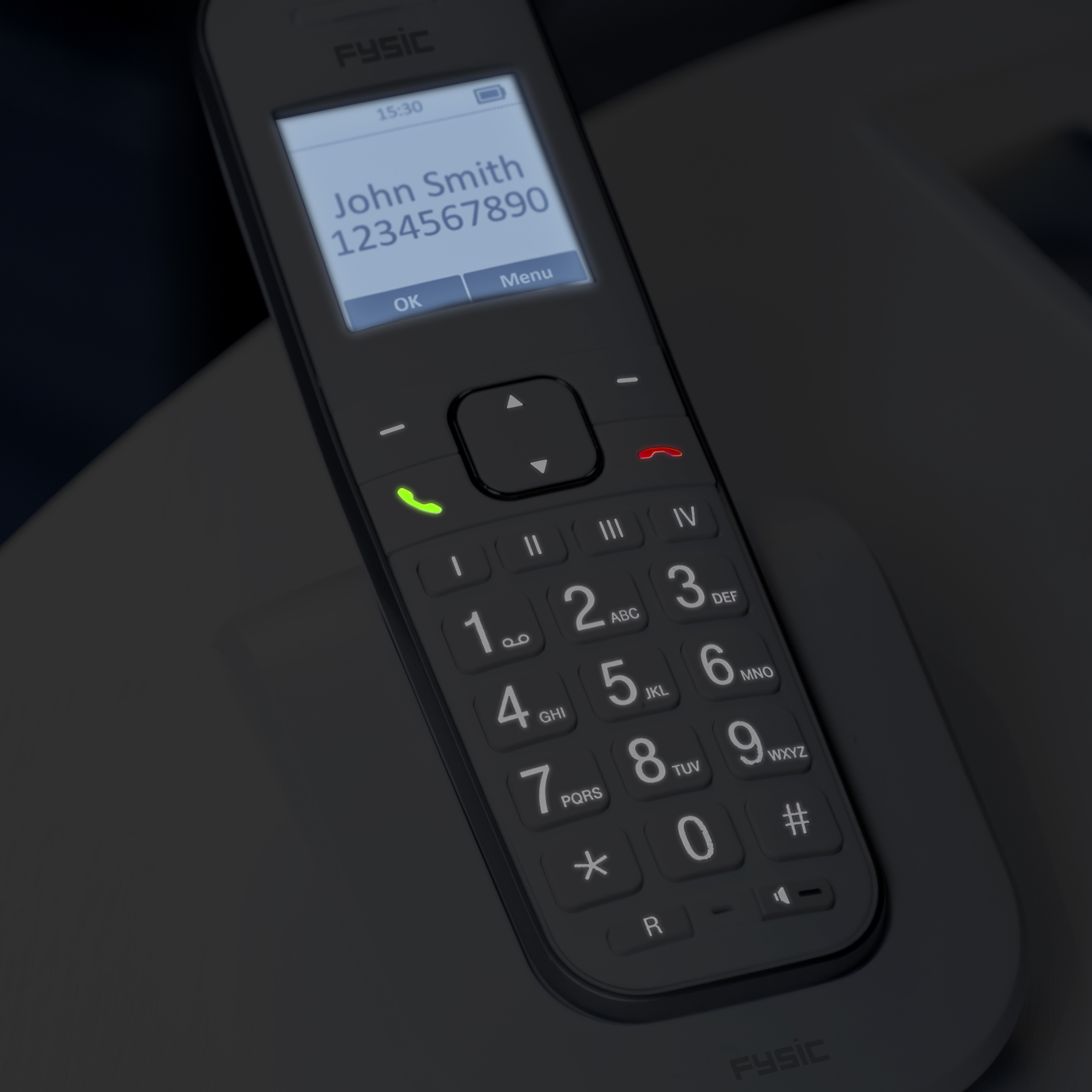 Ein schnurloses Telefon mit beleuchtetem Display zeigt einen Namen und eine Nummer.
