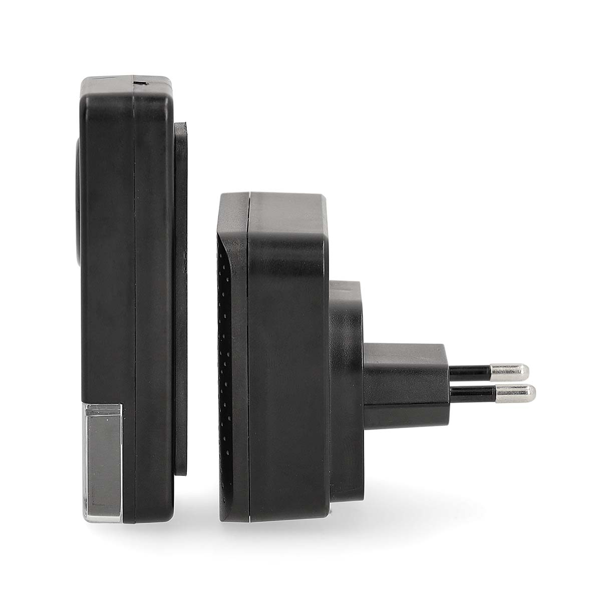 Twee zwarte adapters naast elkaar met een stekker.