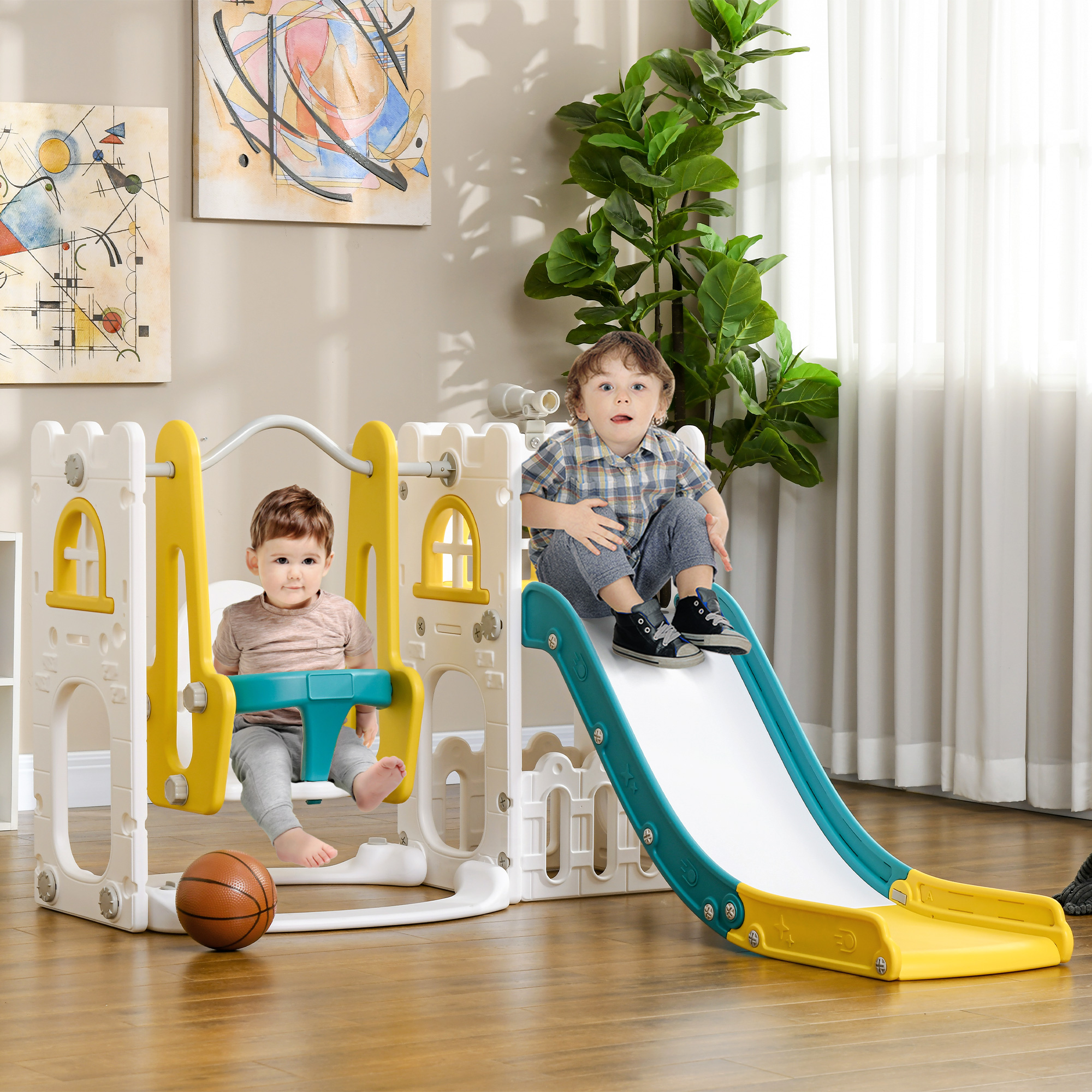 Dos niños pequeños en un juego infantil con tobogán y columpio.