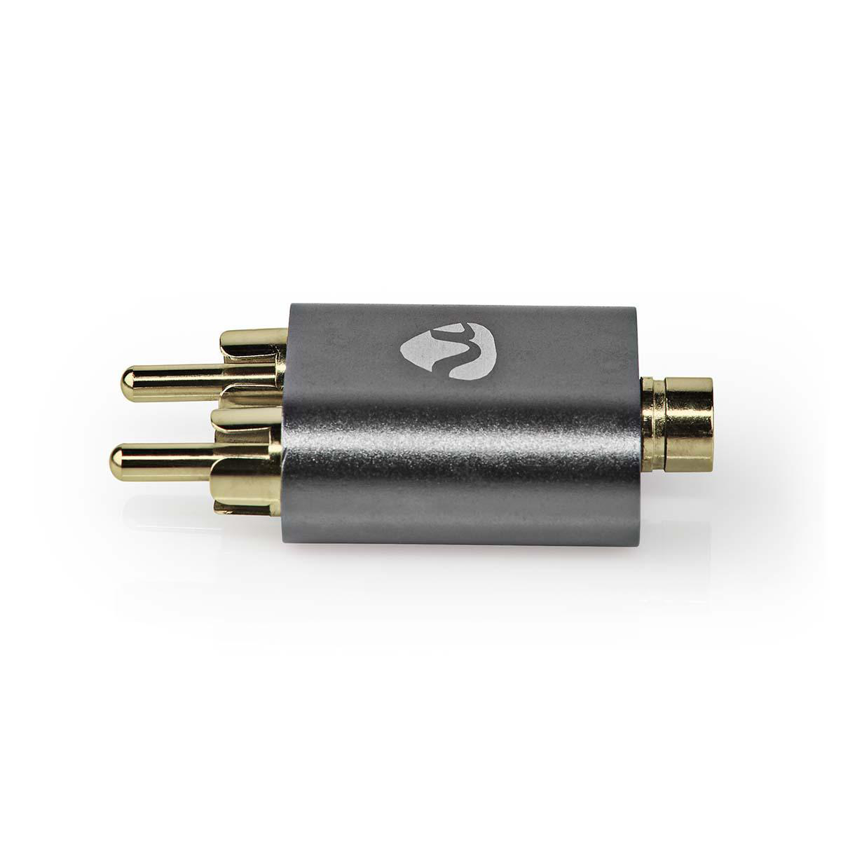 Een grijze adapter met gouden connectoren en een logo.