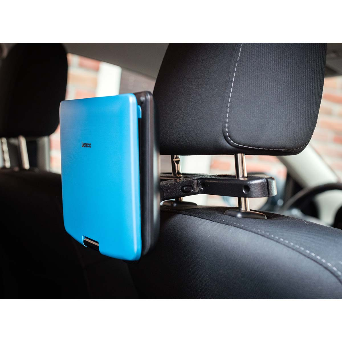 Niebieski odtwarzacz DVD jest przymocowany do zagłówka samochodu.