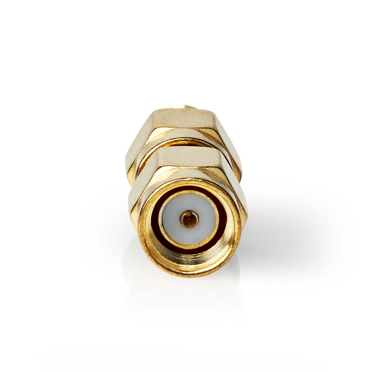 Een gouden SMA-connector met wit middenstuk op witte achtergrond.