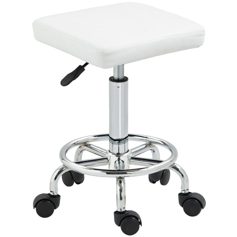 Taburete blanco con base cromada y ruedas.