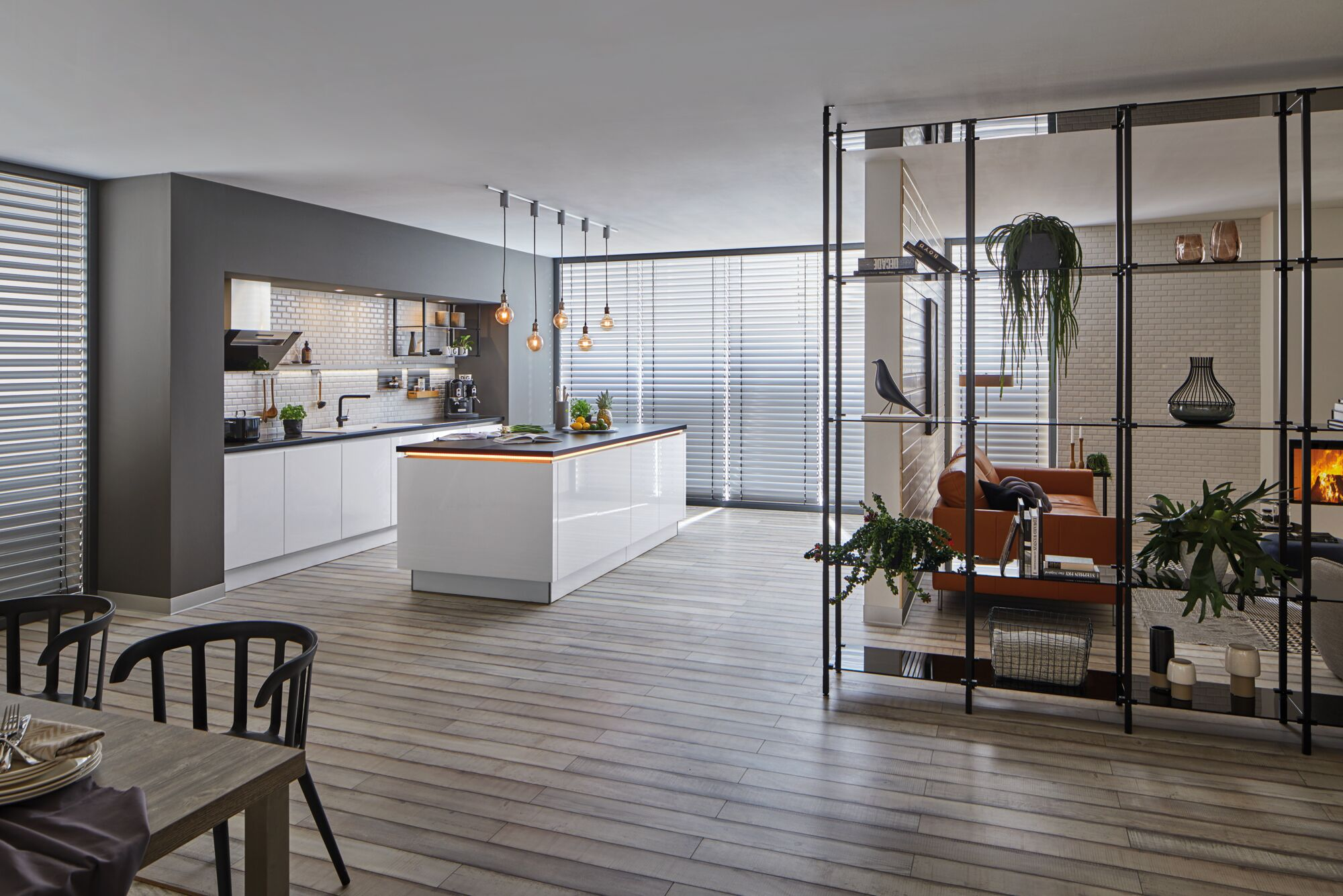 Moderne Küche und Wohnzimmer mit Möbeln, Pflanzen und Kamin.