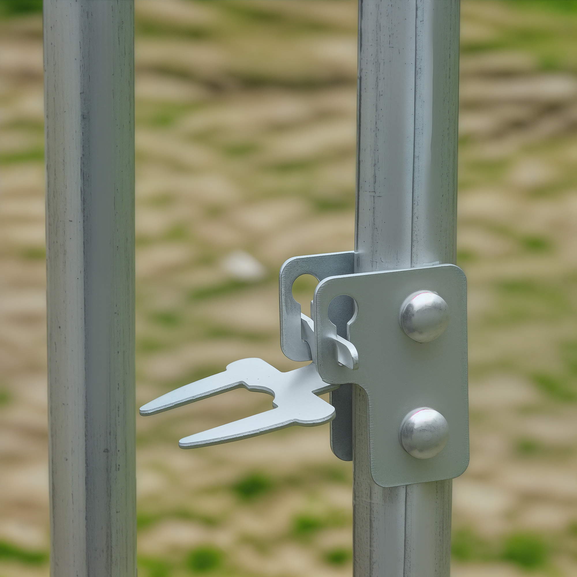 Un pestillo plateado de puerta está sujeto a un poste de metal.