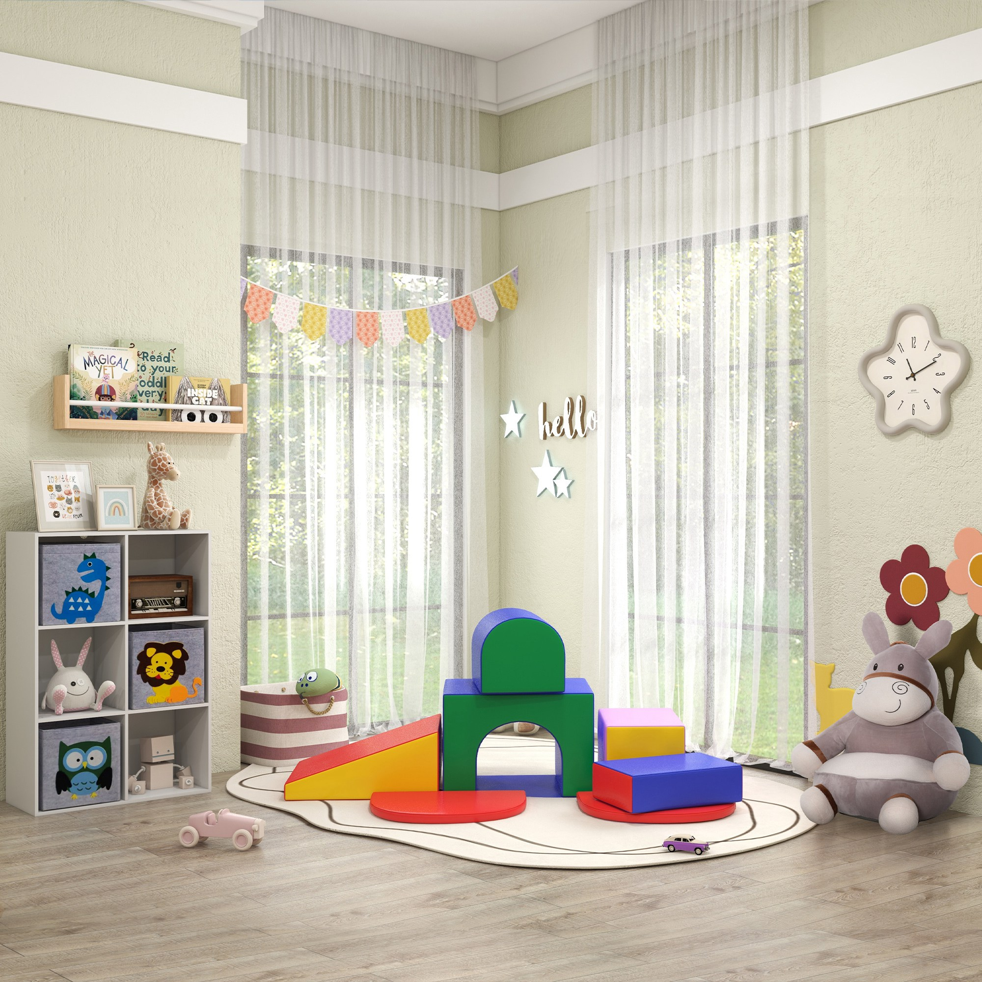Una habitación infantil llena de juguetes, incluyendo estantería, cubos y bloques.