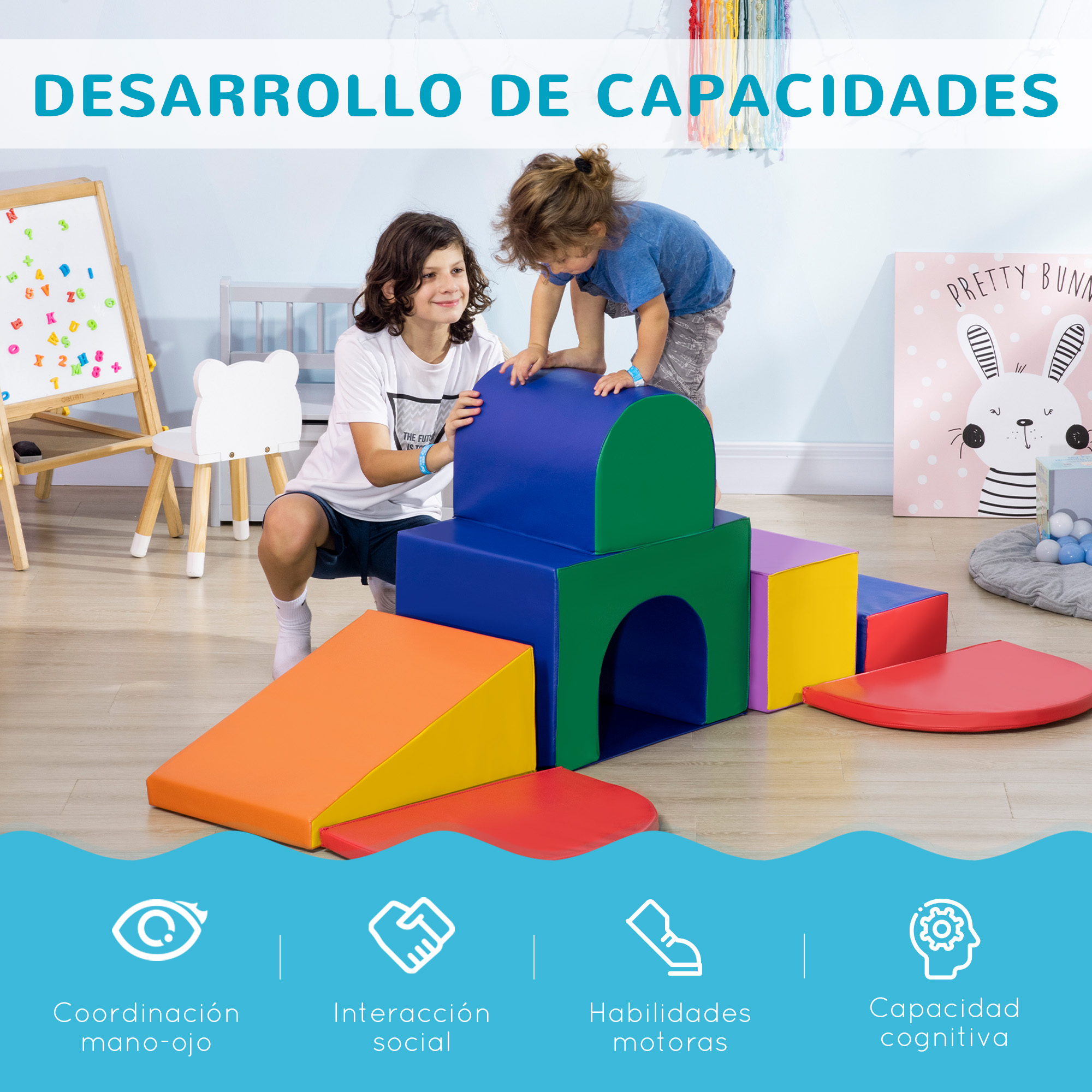 Dos niños juegan con bloques de espuma coloridos en una sala con pizarra.