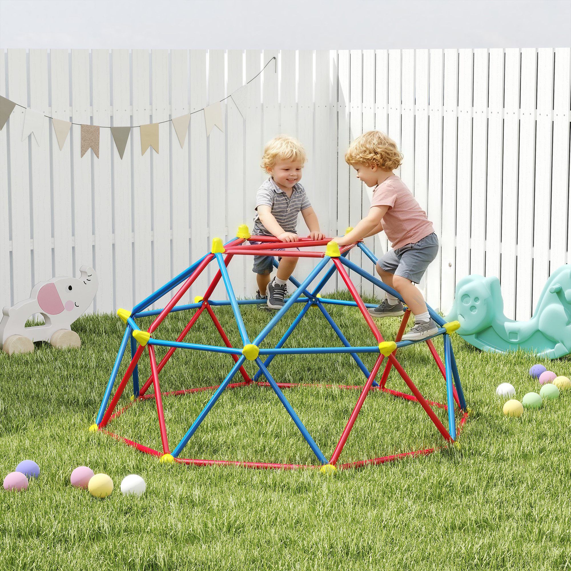 Dos niños pequeños juegan en una estructura de escalada colorida.