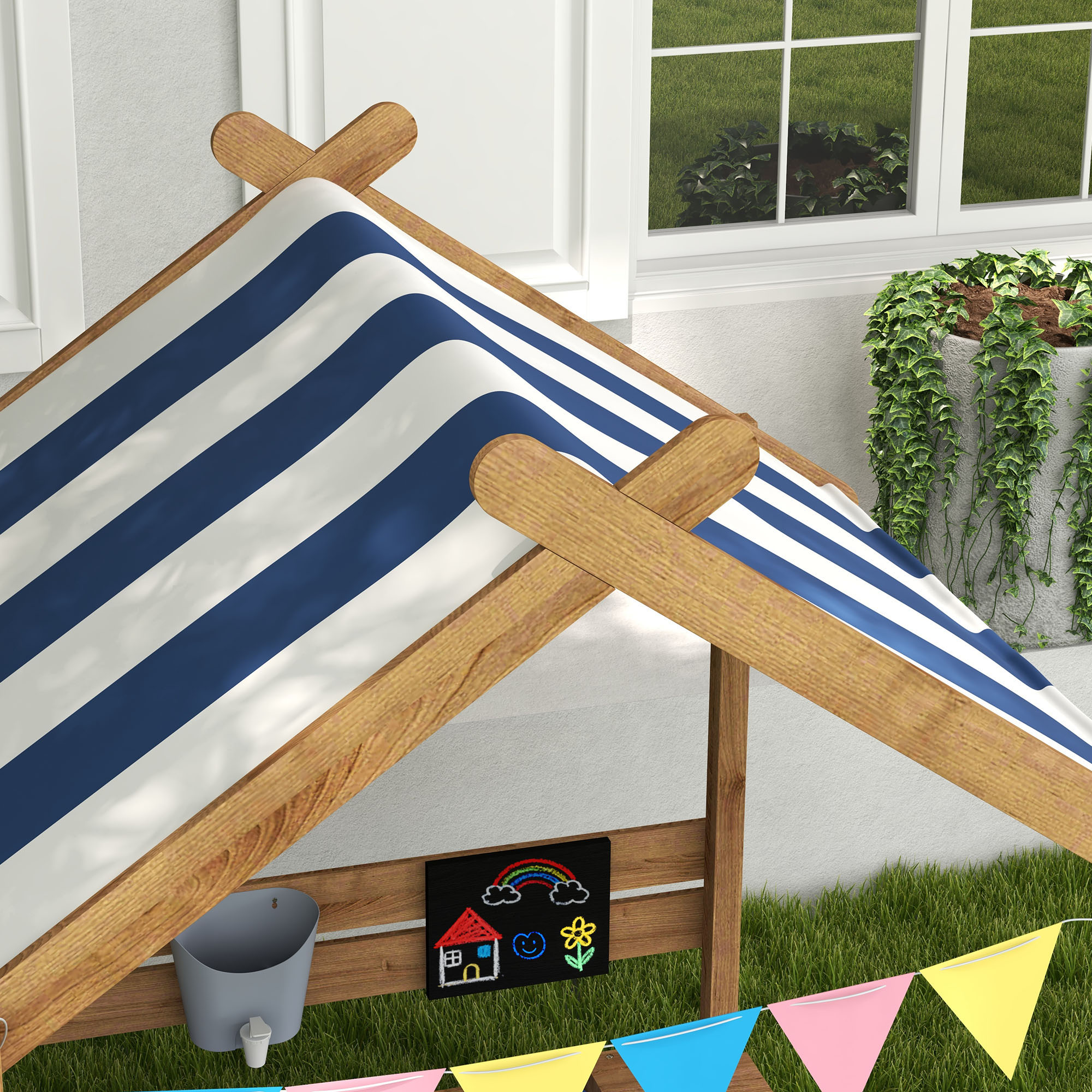 Casa de juegos de madera con techo a rayas azules y blancas, pizarra con dibujos.