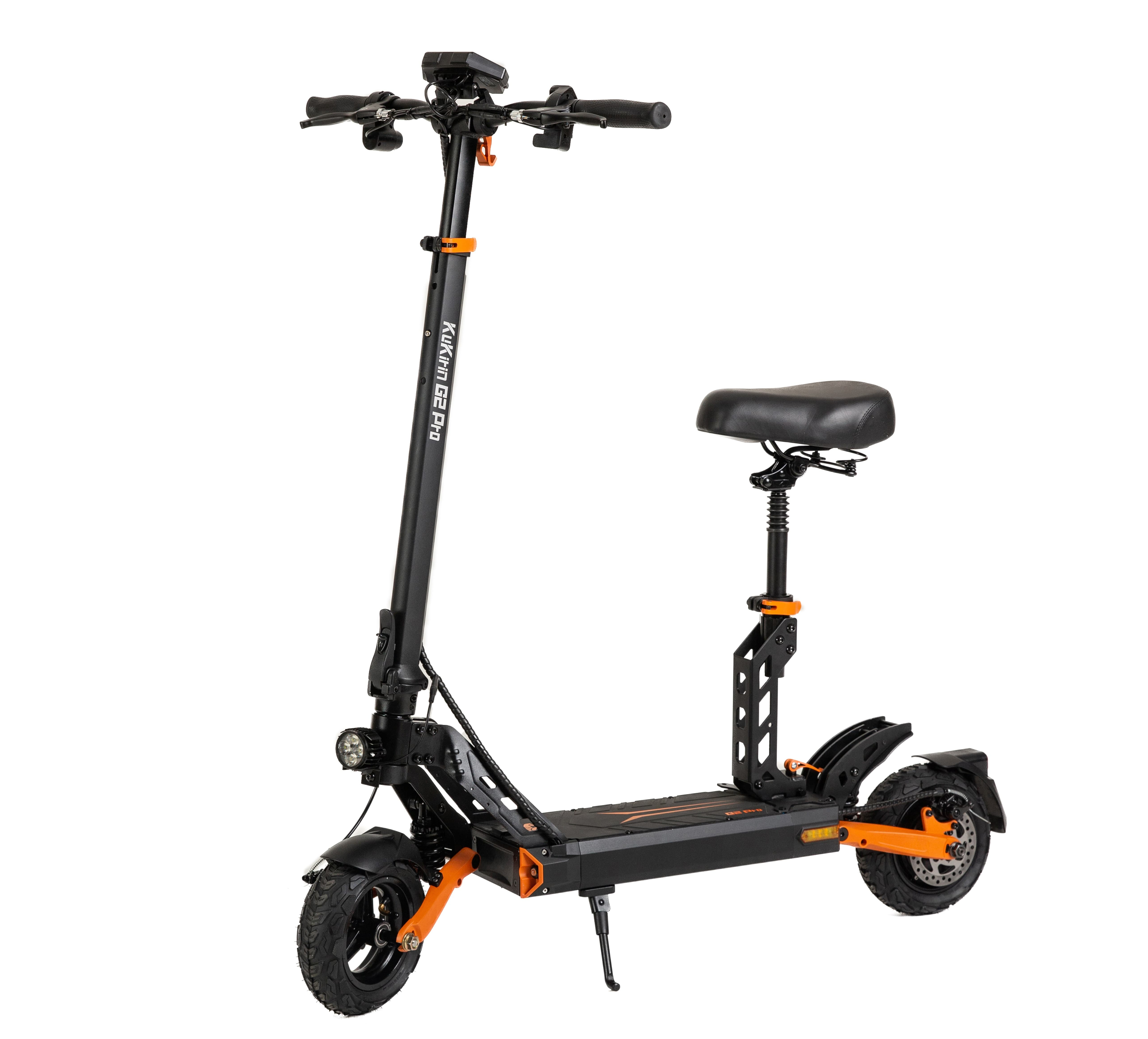 Ein schwarzer Elektroroller mit Sitz, orangefarbenen Akzenten und Reifen.