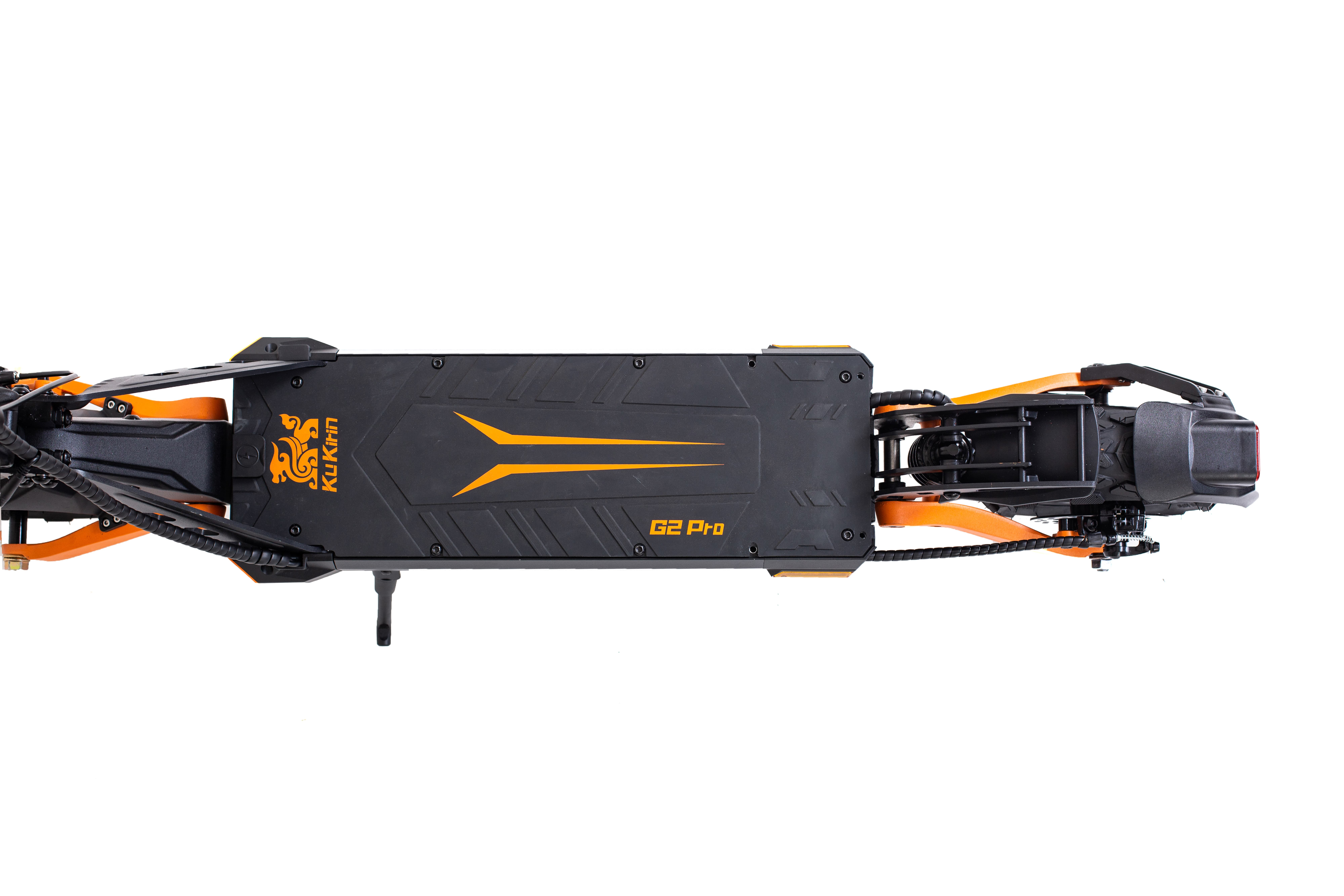 Elektroroller mit schwarzem Deck, orangefarbenen Akzenten und dem Logo von KuKirin.