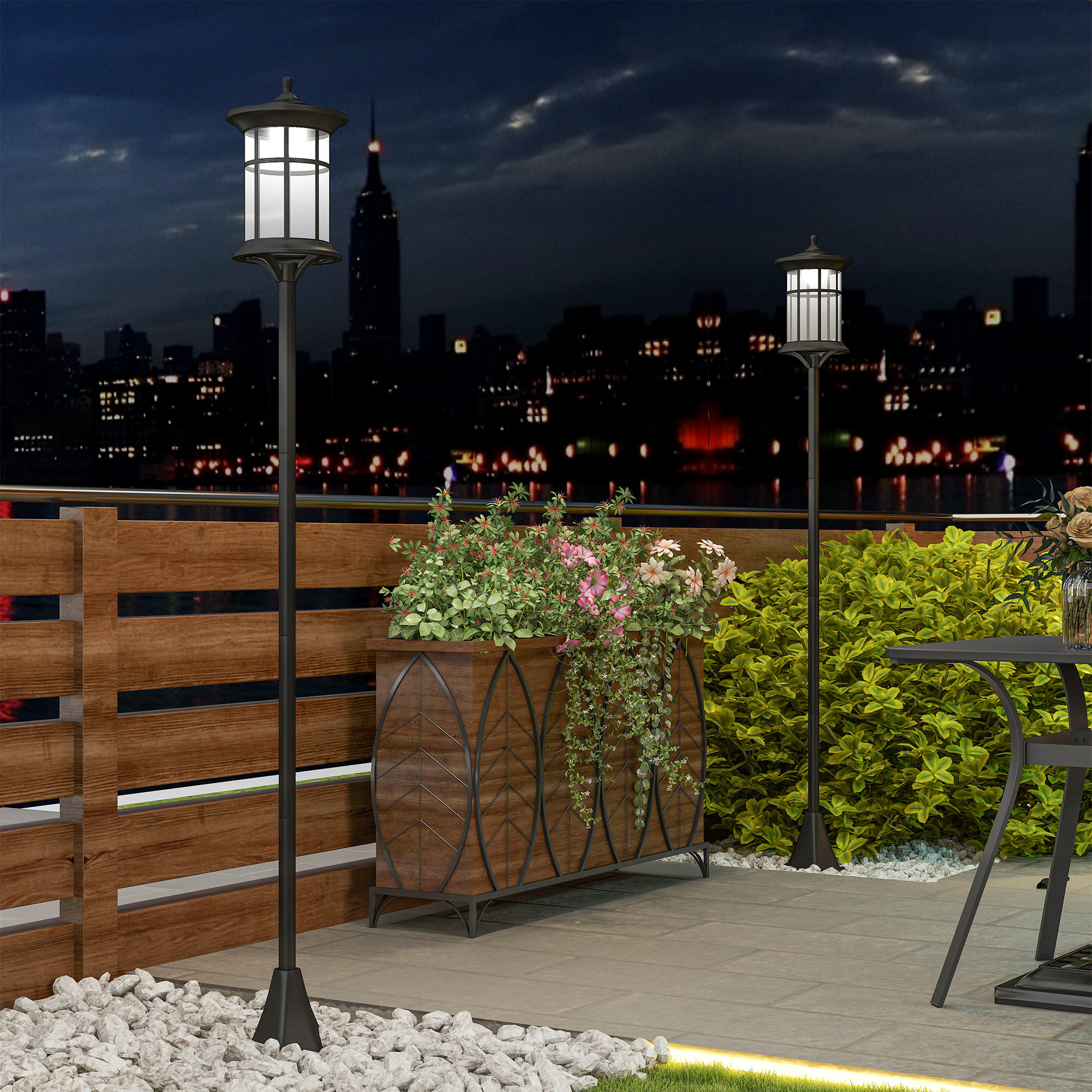 Una escena de jardín iluminada con horizonte de ciudad nocturno, valla de madera, plantas y lámparas.