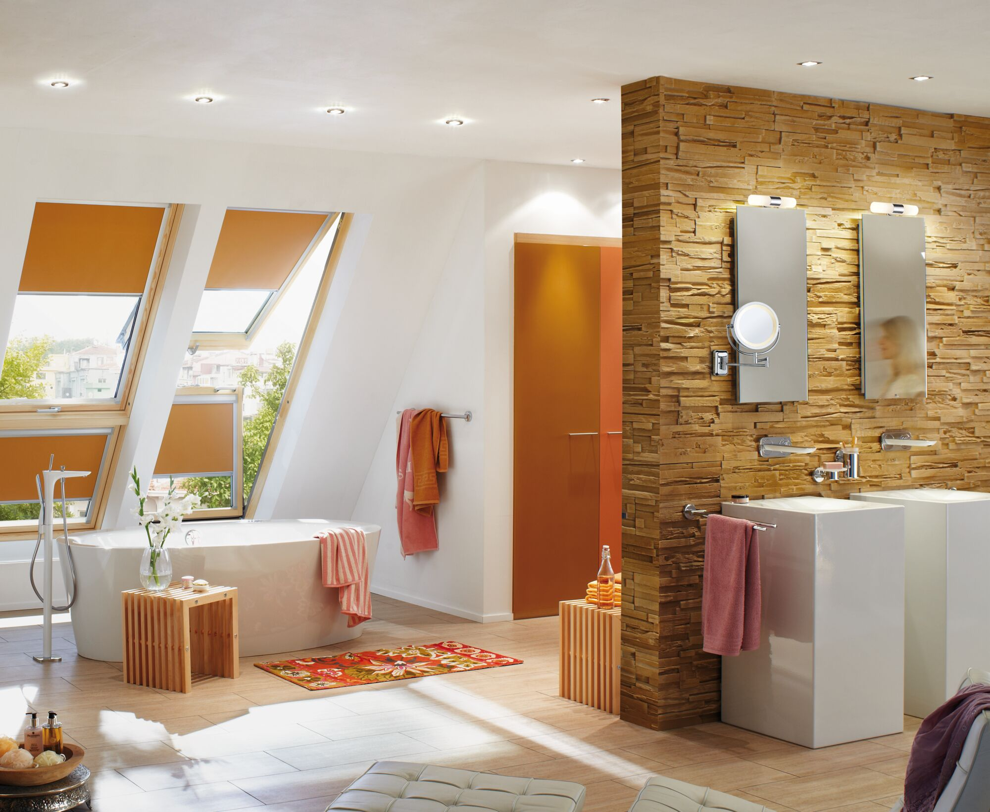 Bagno moderno con vasca freestanding, parete d'accento in legno e doppio lavabo.