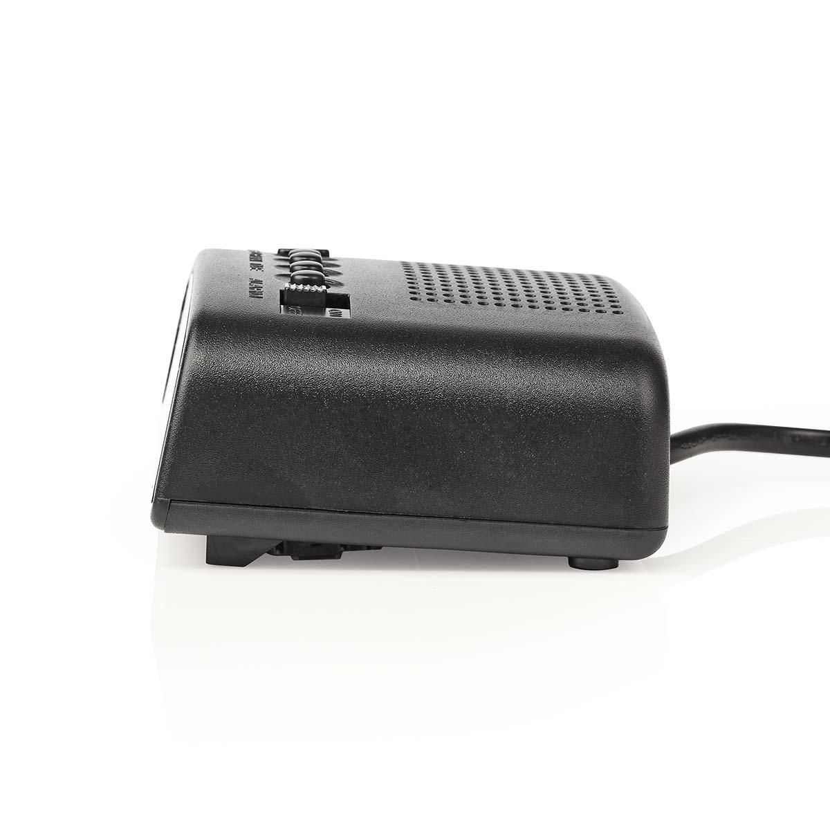 Petit réveil noir avec commandes et grille de haut-parleur.
