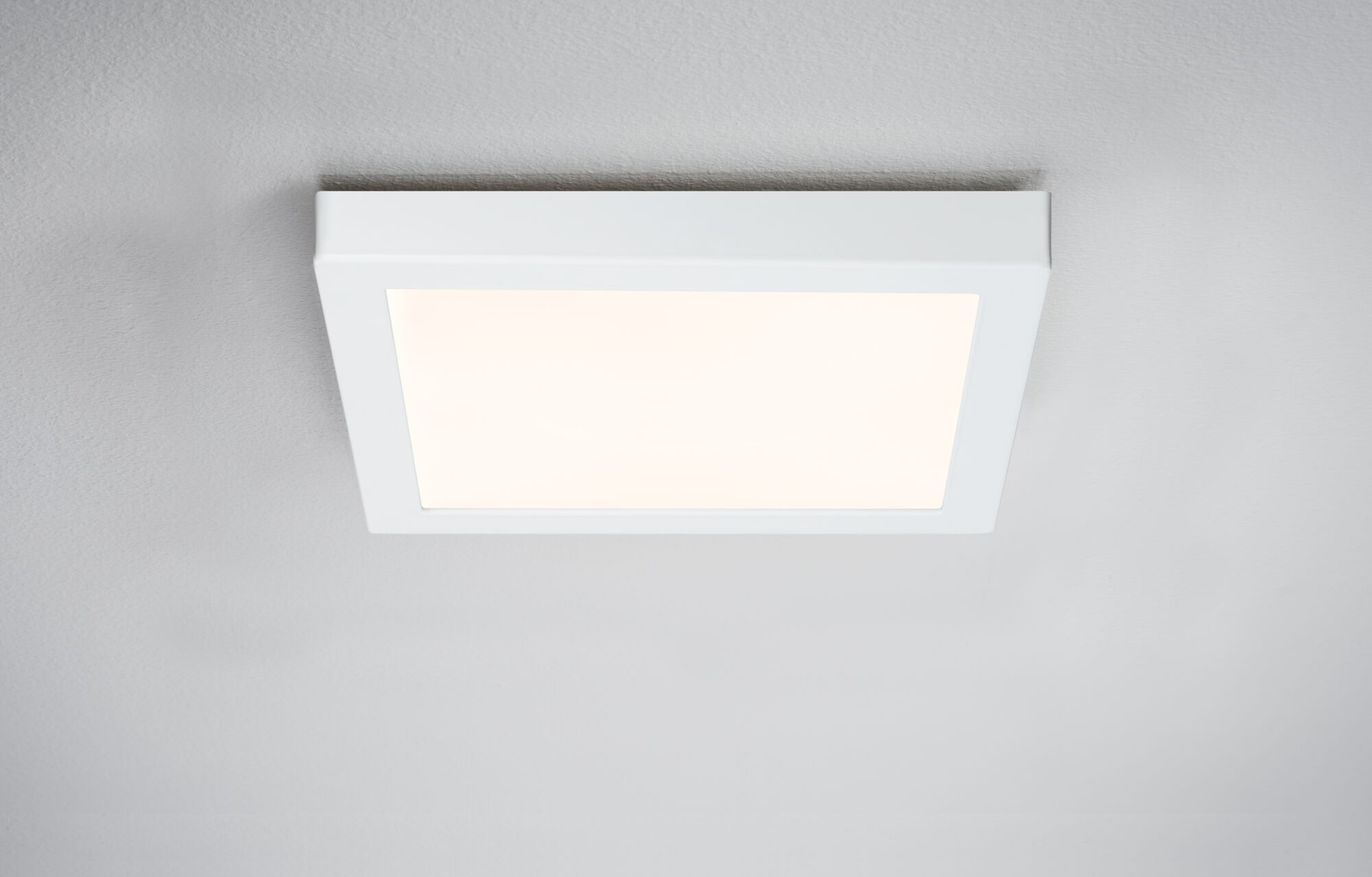Una plafoniera bianca con diffusore rettangolare illuminato.