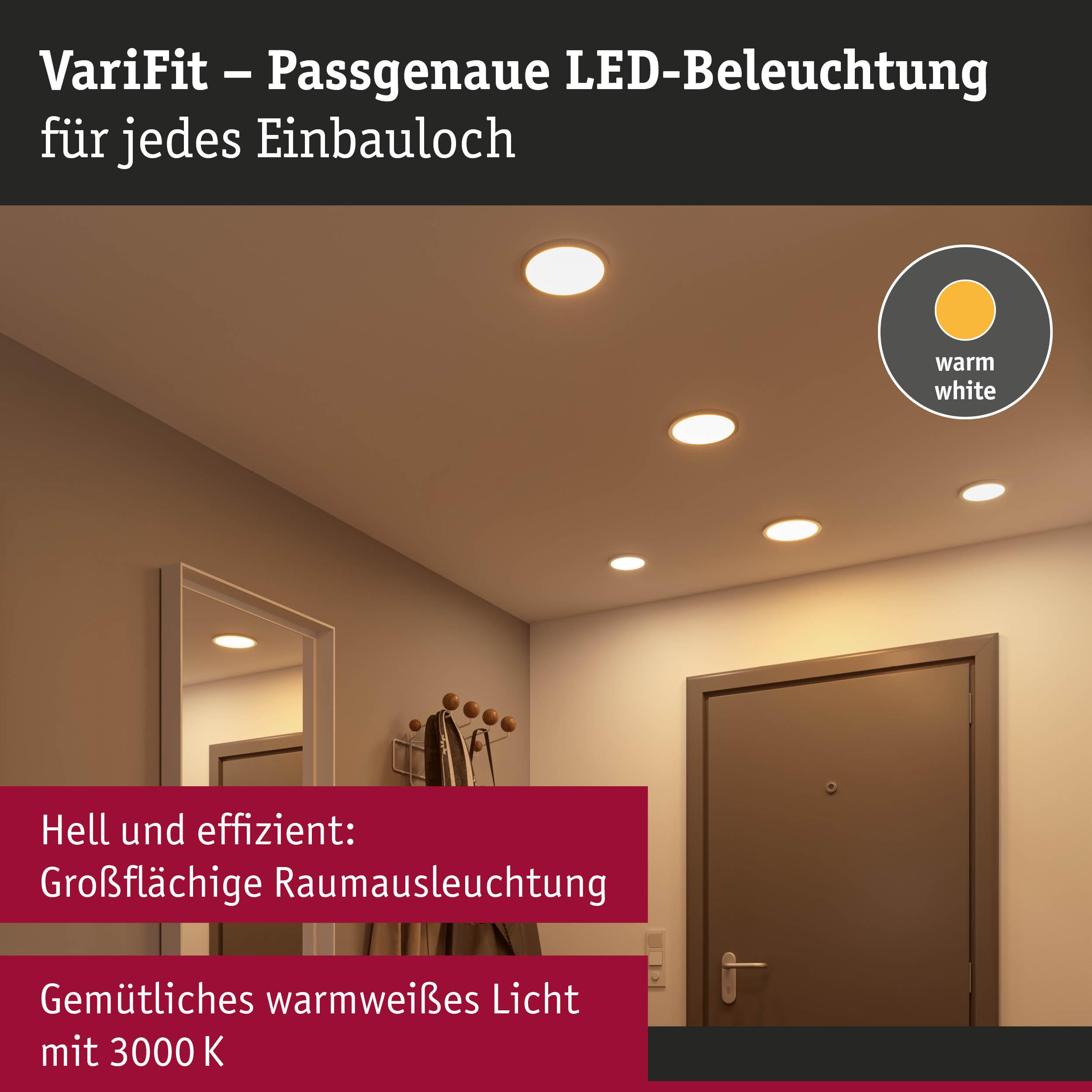 Deckenbeleuchtung mit Einbaustrahlern in einem Flur. Warmweißes Licht.