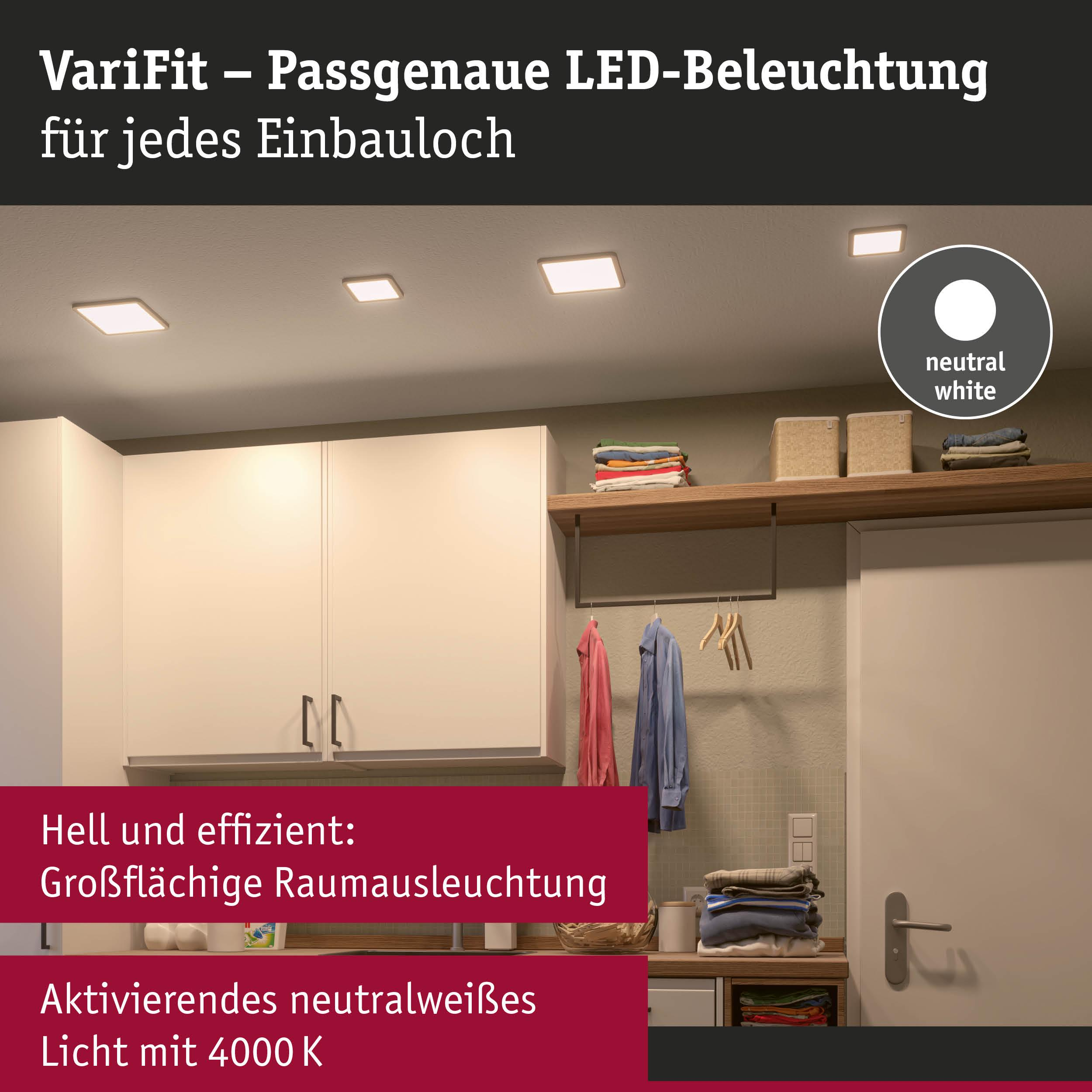 Quadratische LED-Einbaulampen beleuchten einen Raum mit Schränken und Regalen.