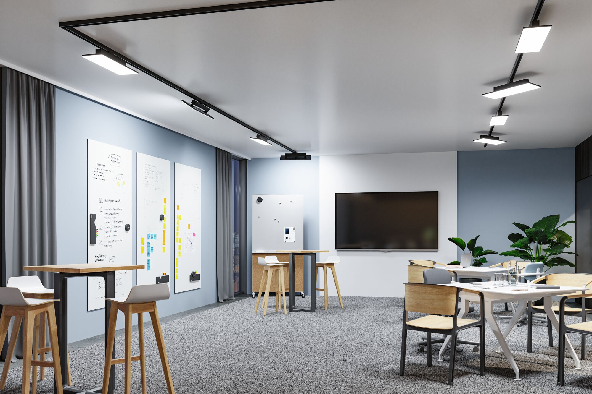 Ein modernes Büro mit Whiteboards, Tischen, Stühlen und einer großen Leinwand.