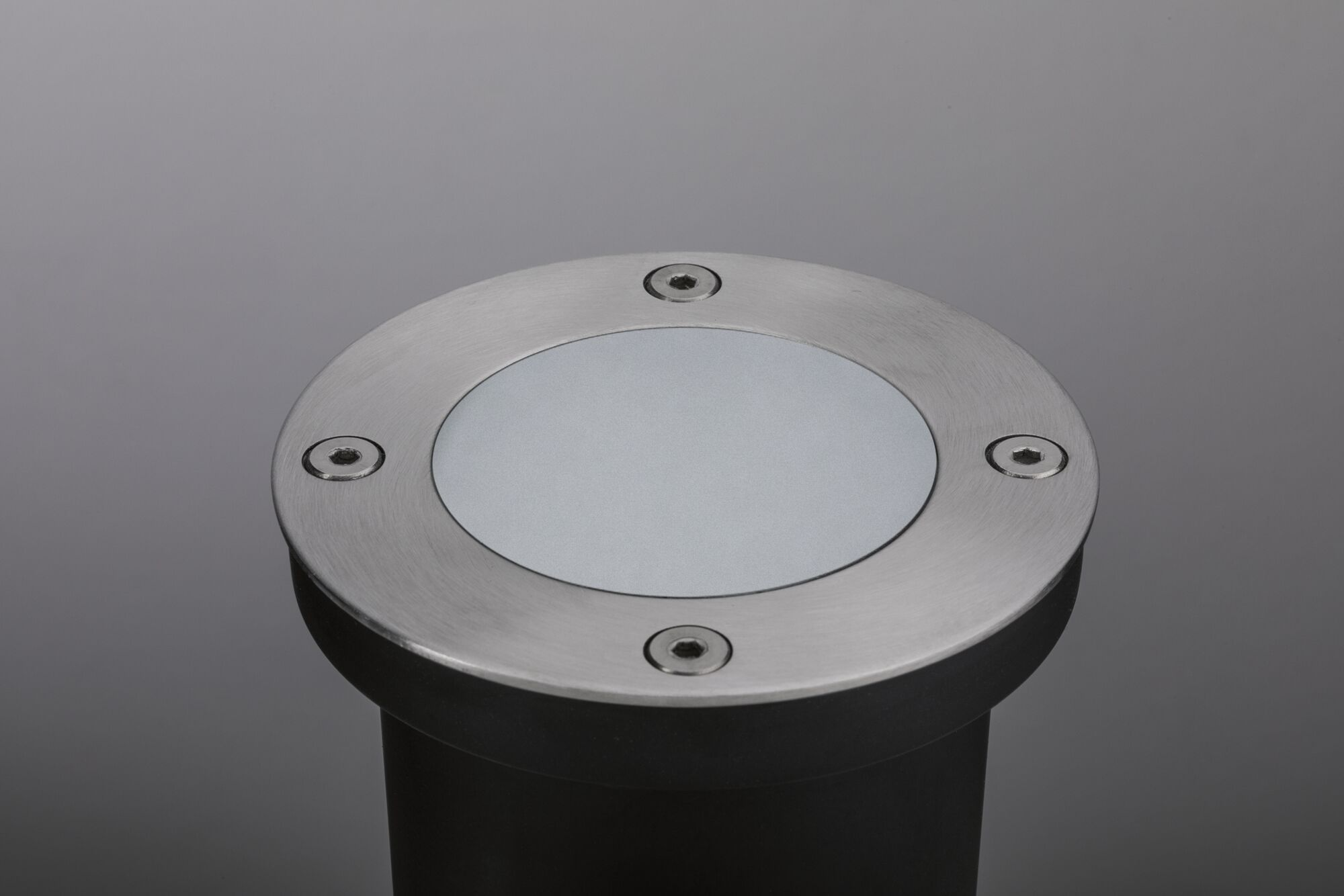 Faretti rotondi da esterno con cornice in metallo argentato e quattro viti.