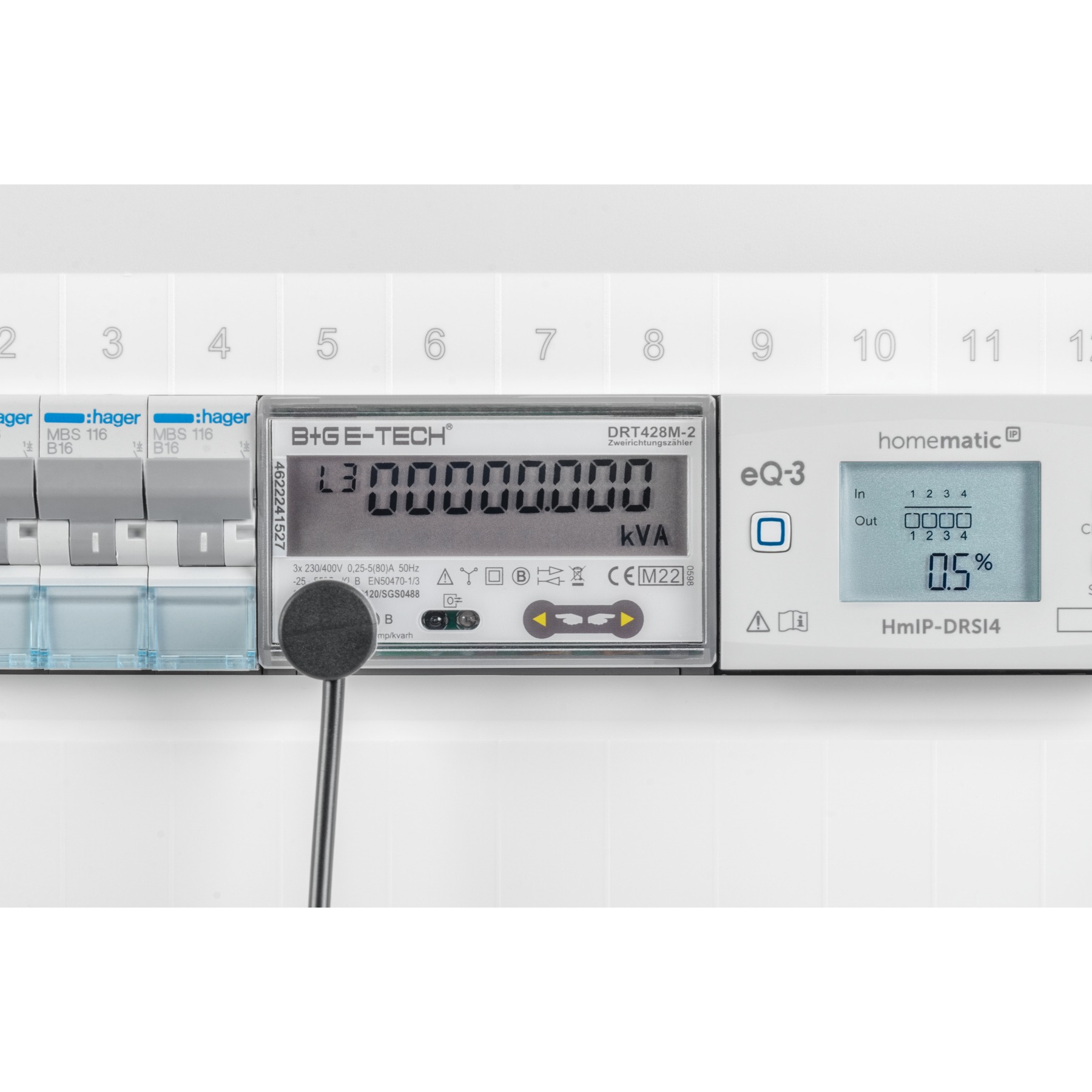 Un contatore elettrico con display digitali e interruttori automatici.