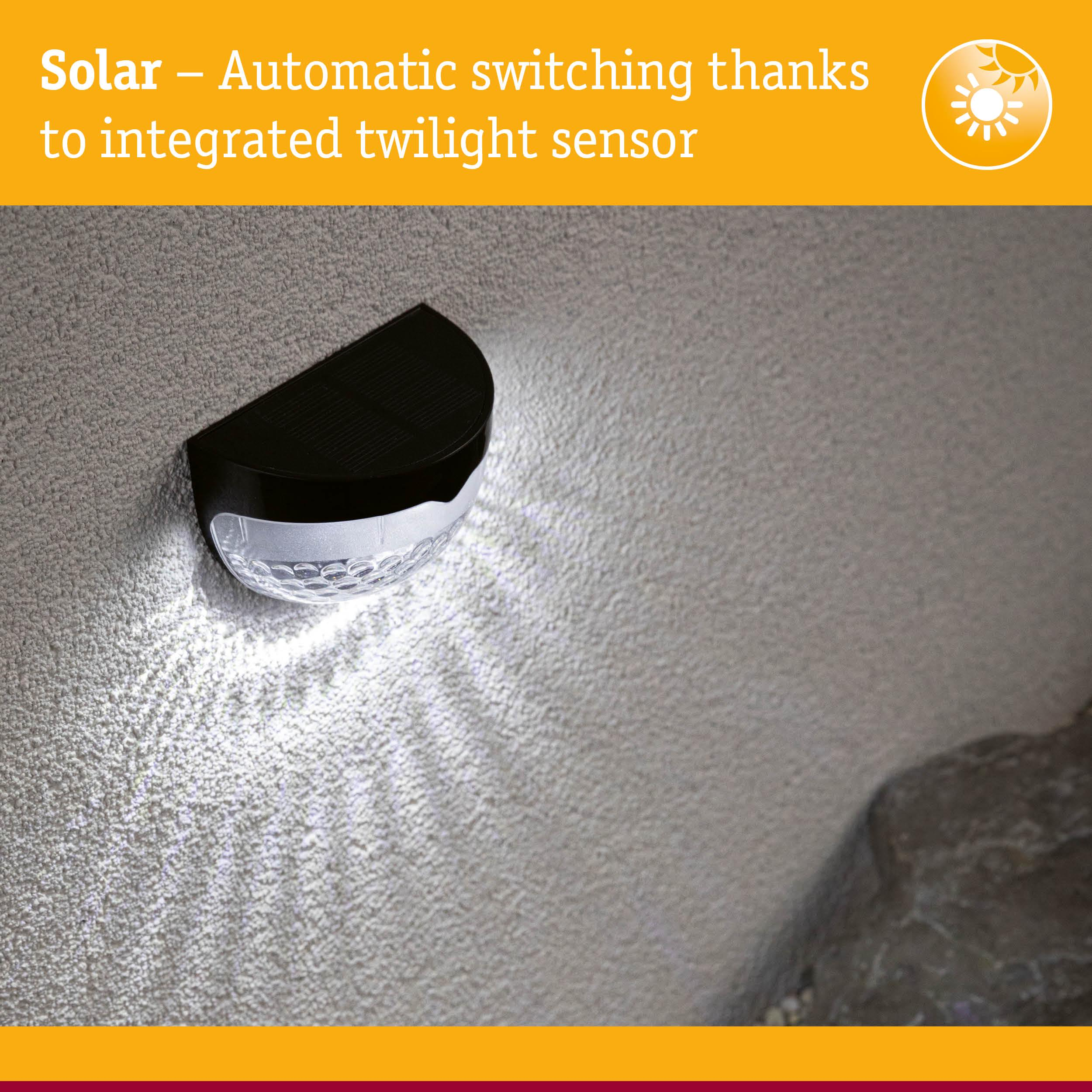 Solar-Wandleuchte mit Dämmerungssensor an einer strukturierten Wand.