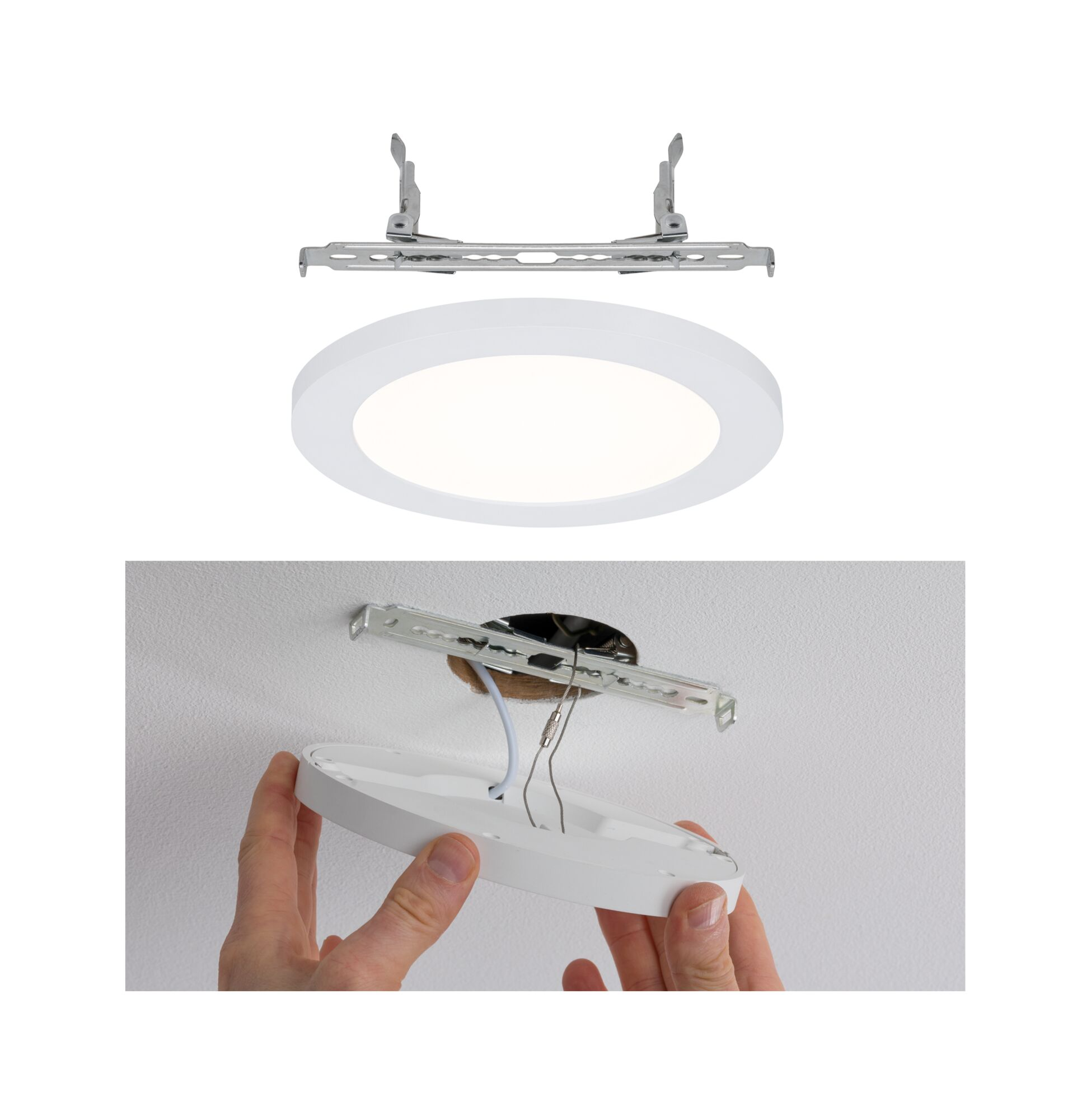 Plafoniera da incasso con staffa di montaggio e cavi sopra soffitto bianco.