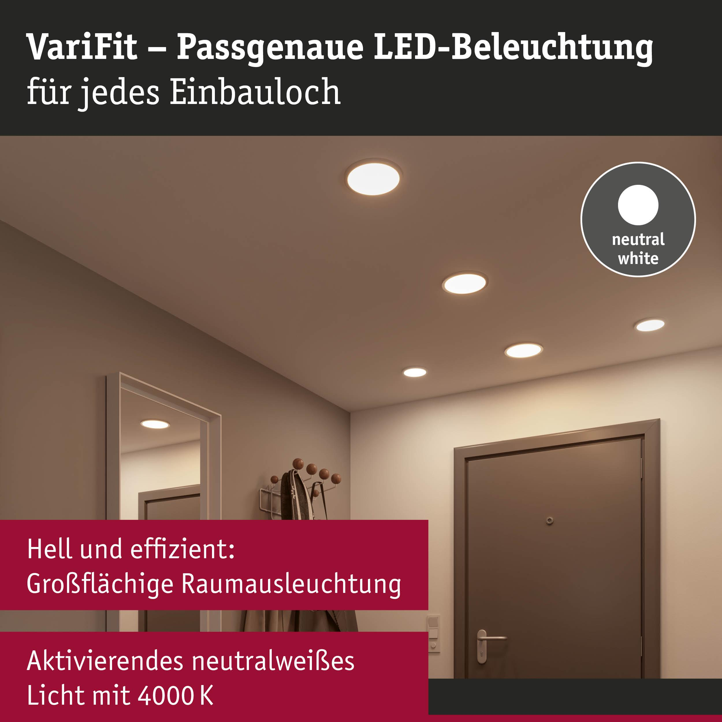 Flur mit Einbauspots, Tür und Garderobe. Neutralweißes Licht.