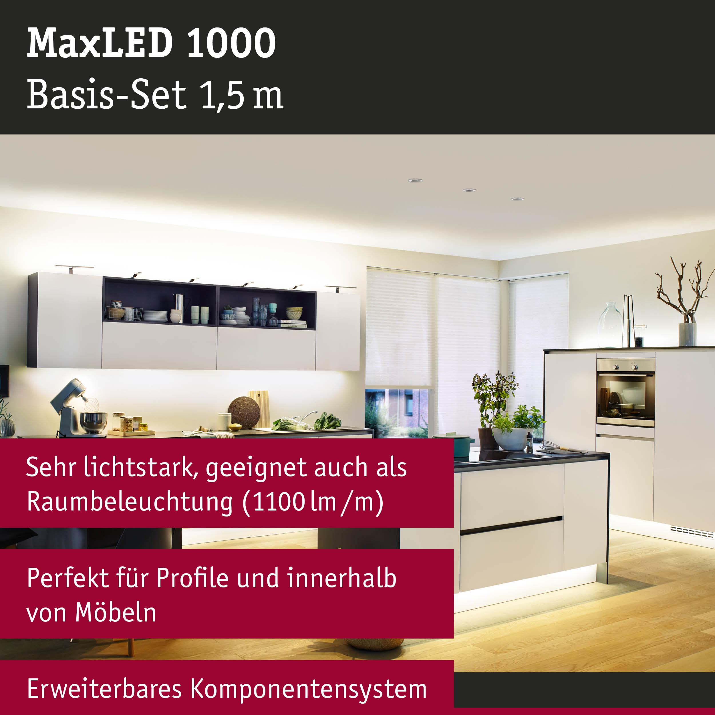 Moderne Küche mit hellen Schränken, Geräten und Beleuchtung.
