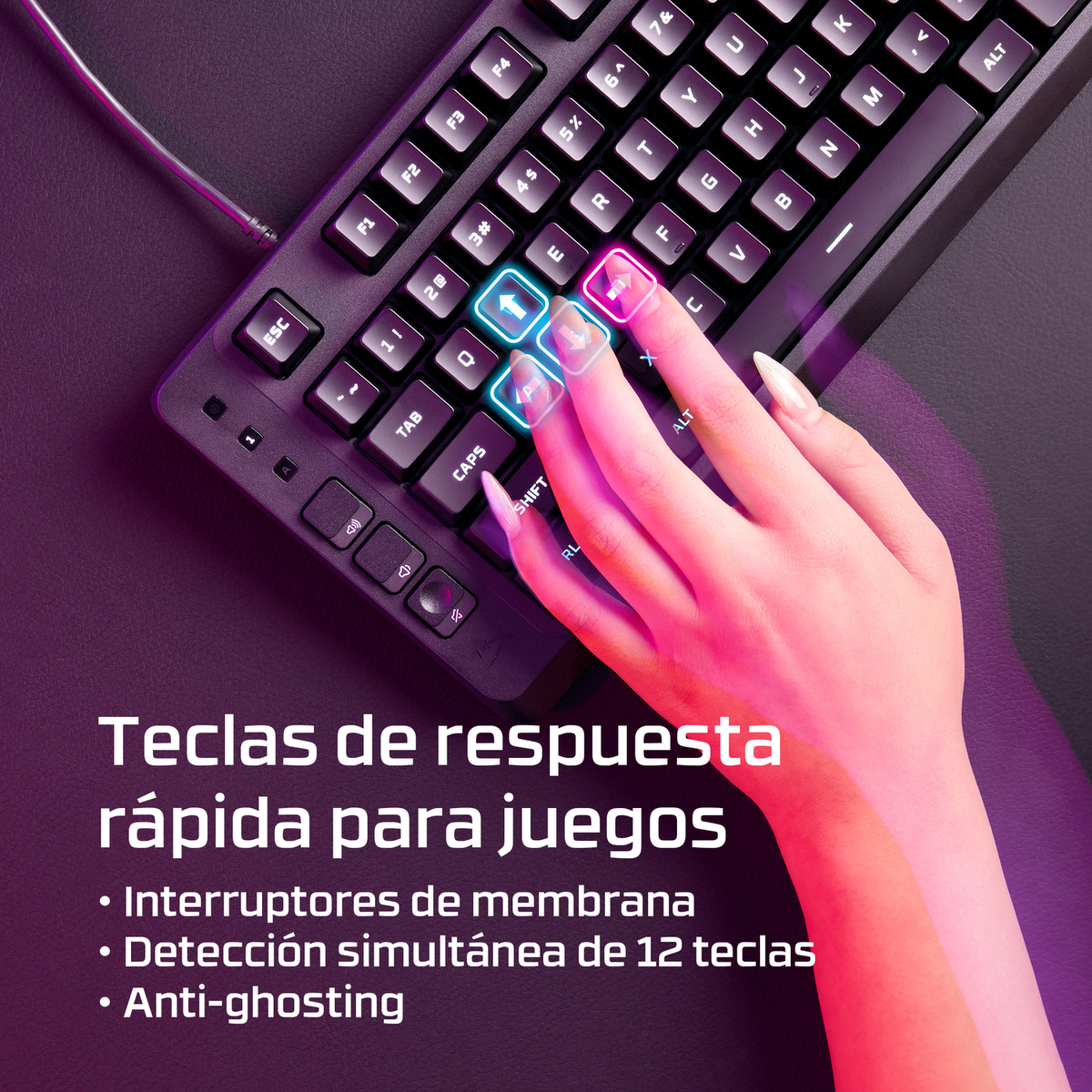 Una mano presiona teclas en un teclado retroiluminado. Primer plano.