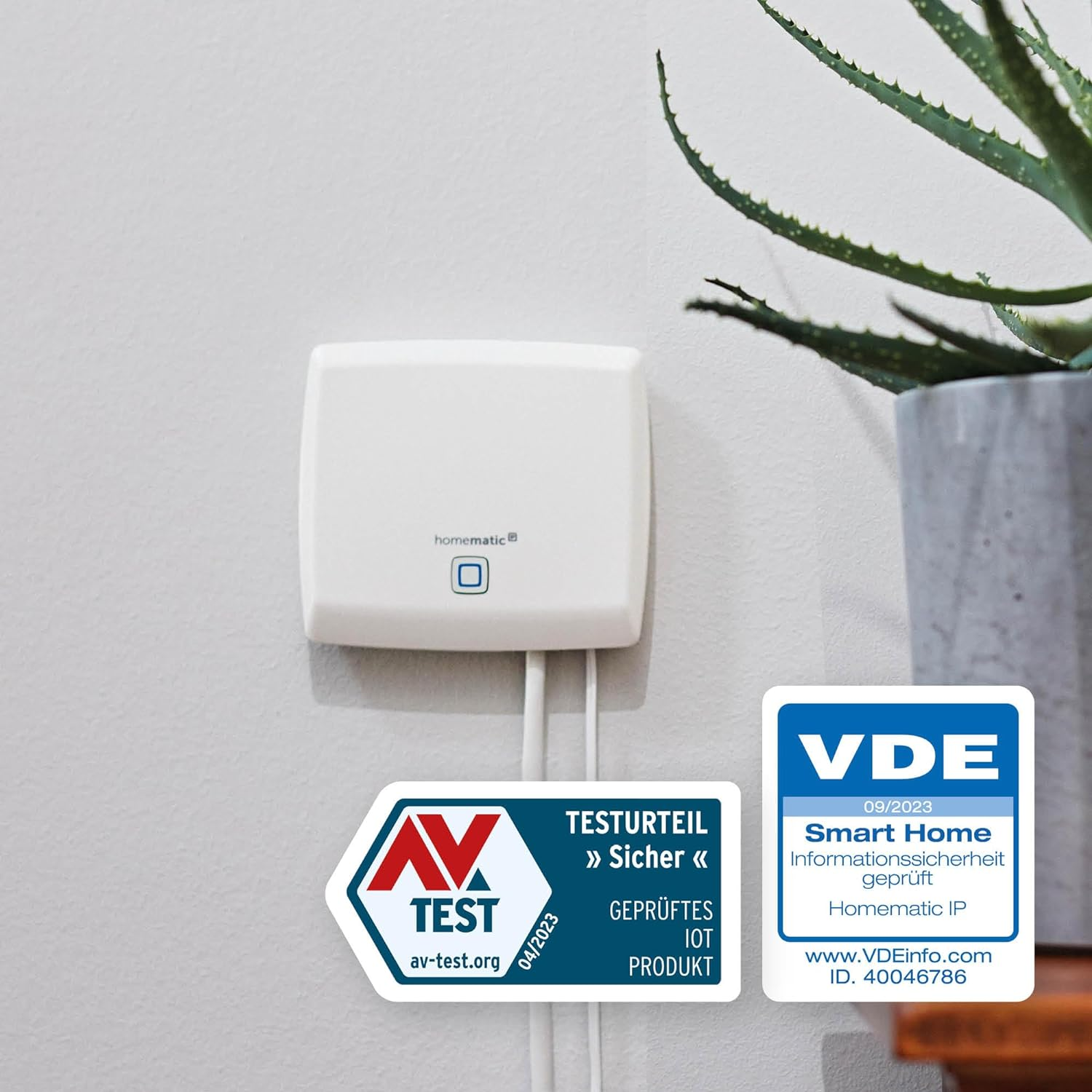 Ein weißes Homematic IP Smart Home Gerät mit VDE-Siegel und AV-Test-Siegel.