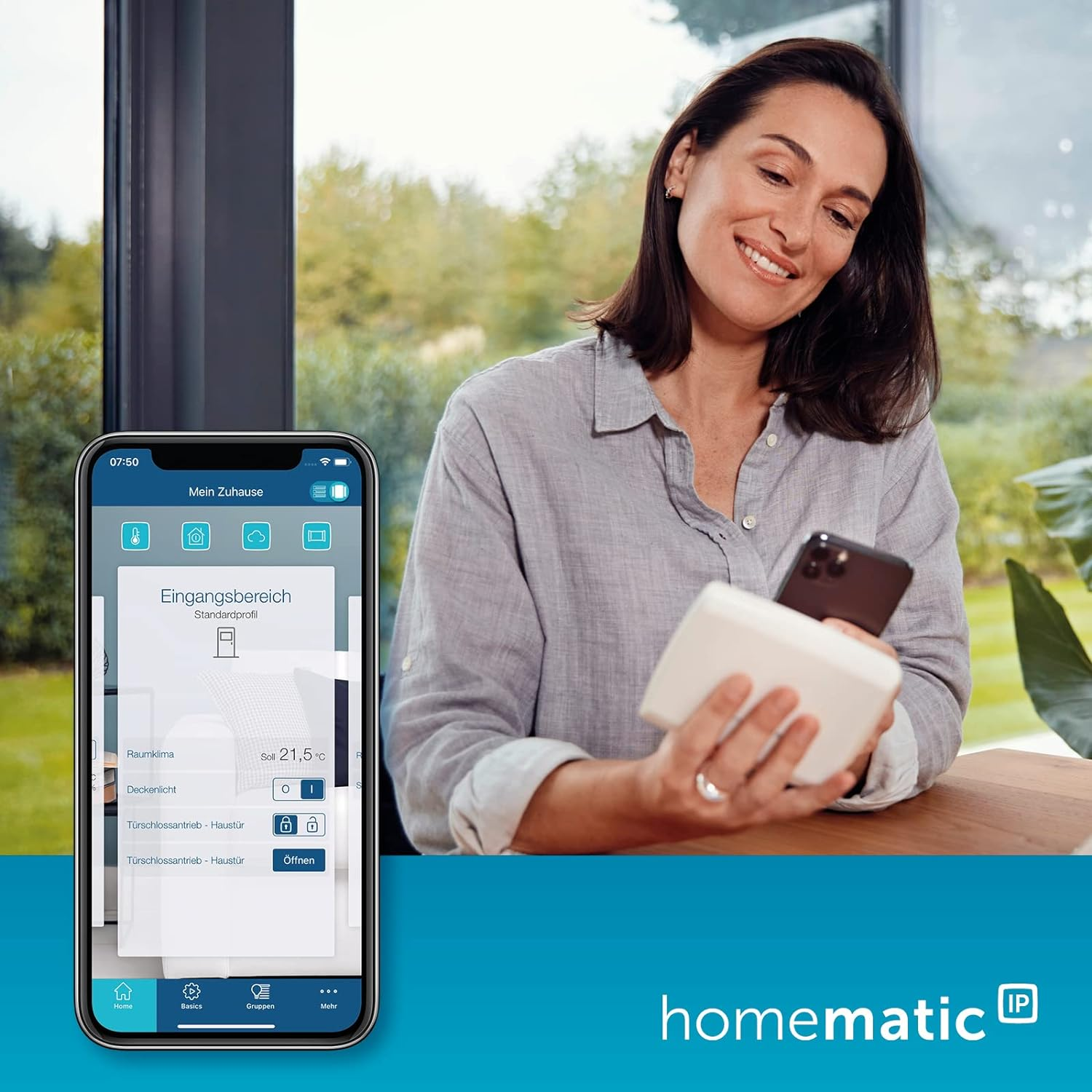 Frau lächelt und hält Smartphone über weißem Gerät. App zeigt Haussteuerung.