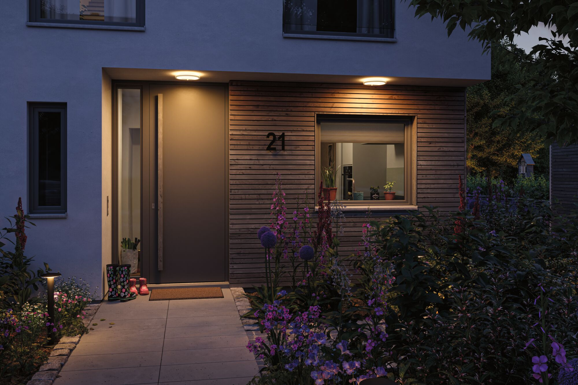 Ein Haus mit Holzakzenten und Blumen im Abendlicht. Nummer 21.