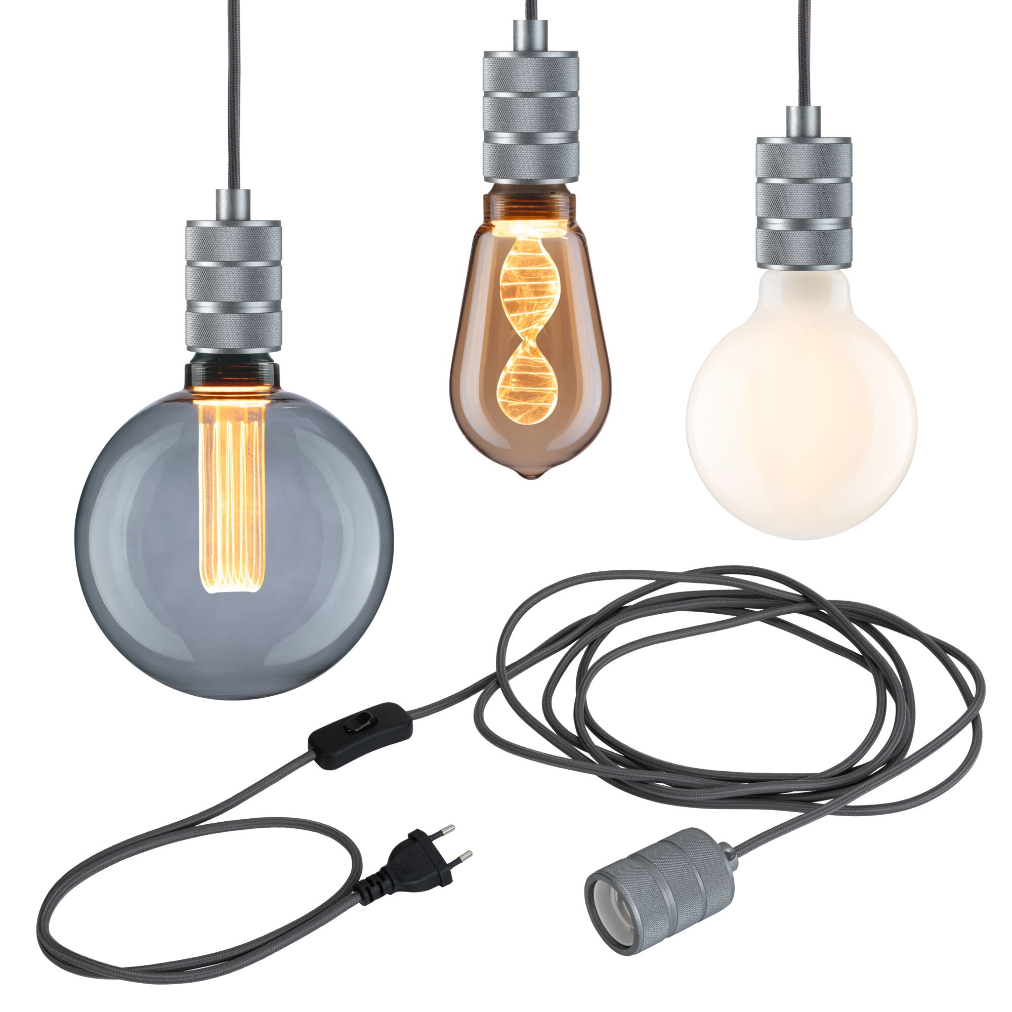 Trzy lampy wiszące z srebrnymi oprawkami i żarówkami.