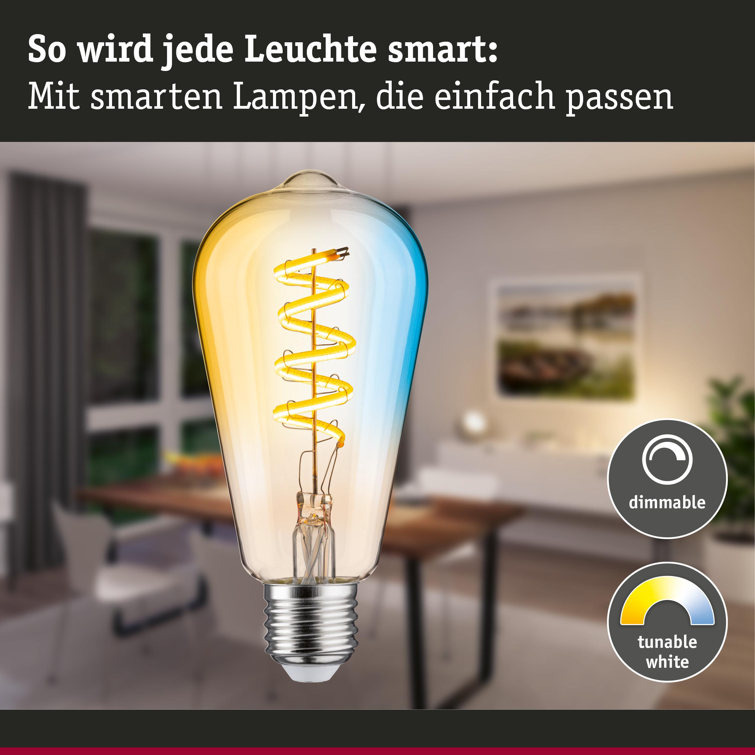 Eine smarte Glühbirne mit warmem und kühlem Licht im Wohnzimmer.