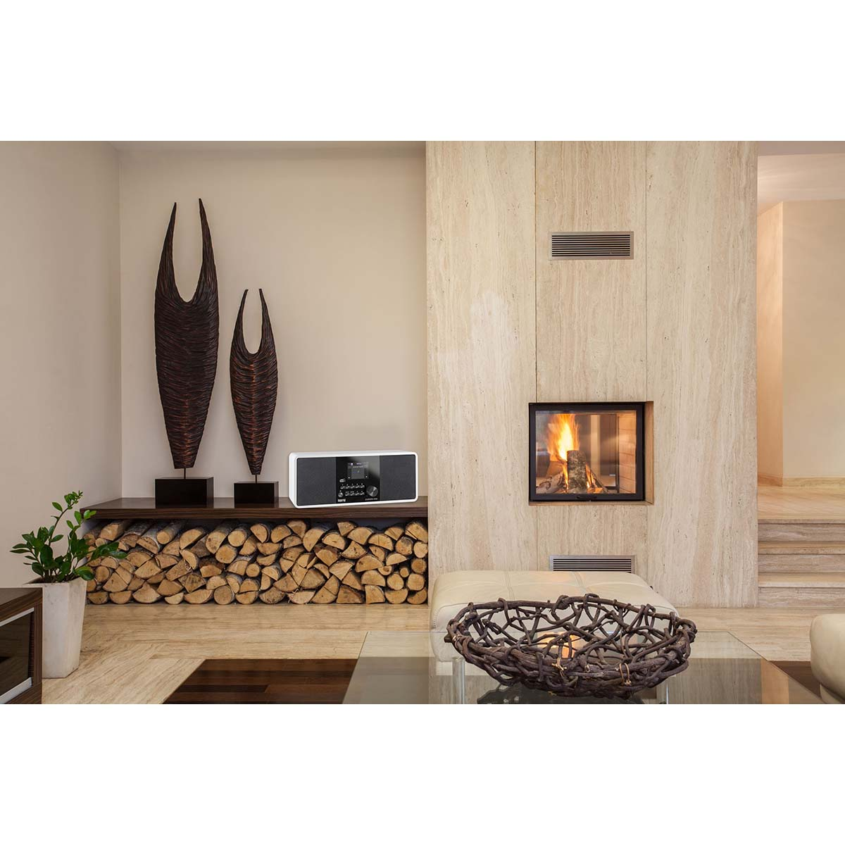 Nowoczesny salon z kominkiem i stosem drewna.