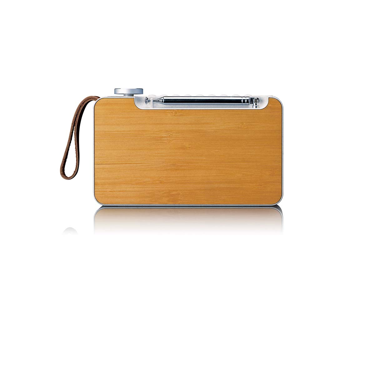 Une radio portable en bois avec une antenne argentée et une sangle en cuir.