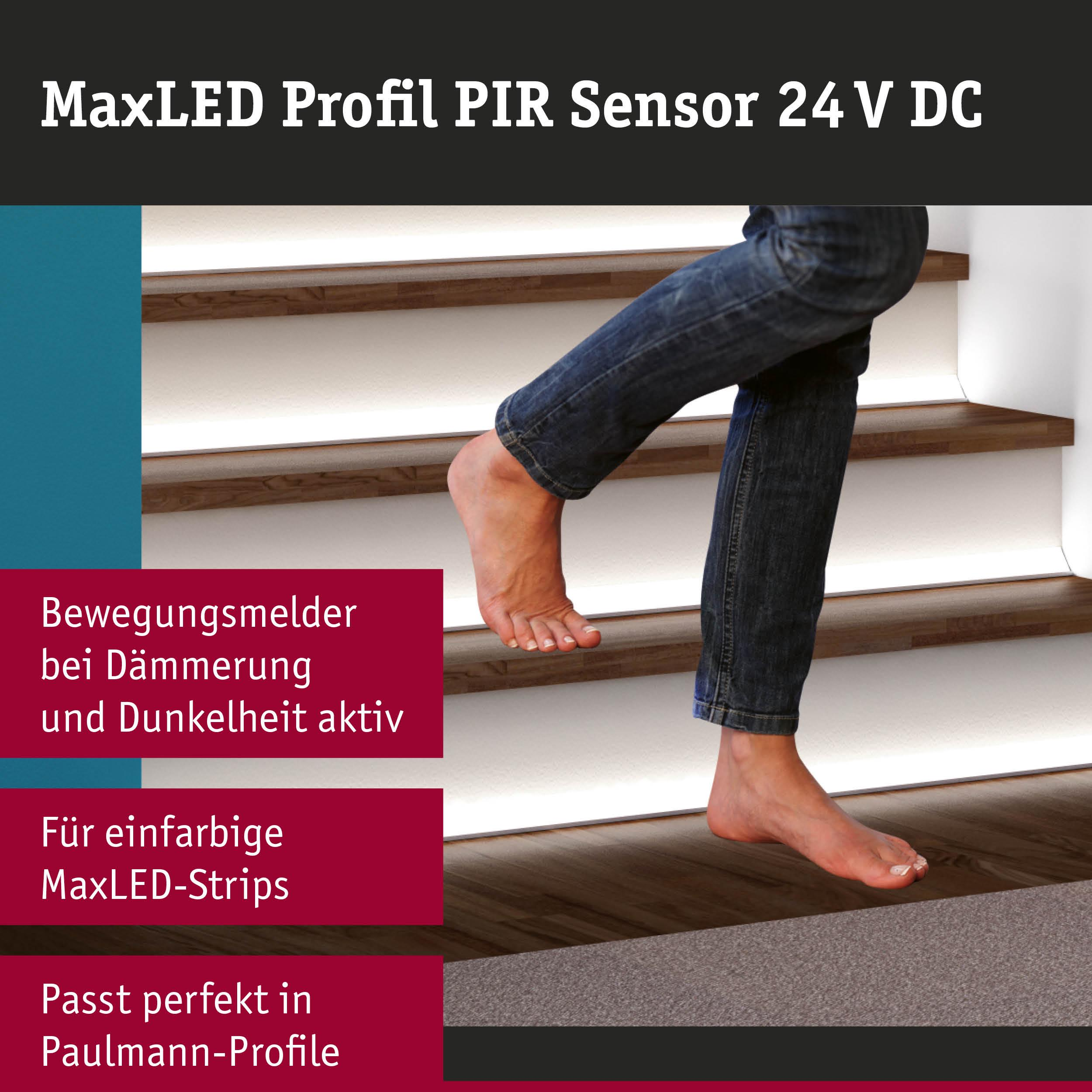Person steigt beleuchtete Holztreppe. PIR-Sensor 24V DC. MaxLED.