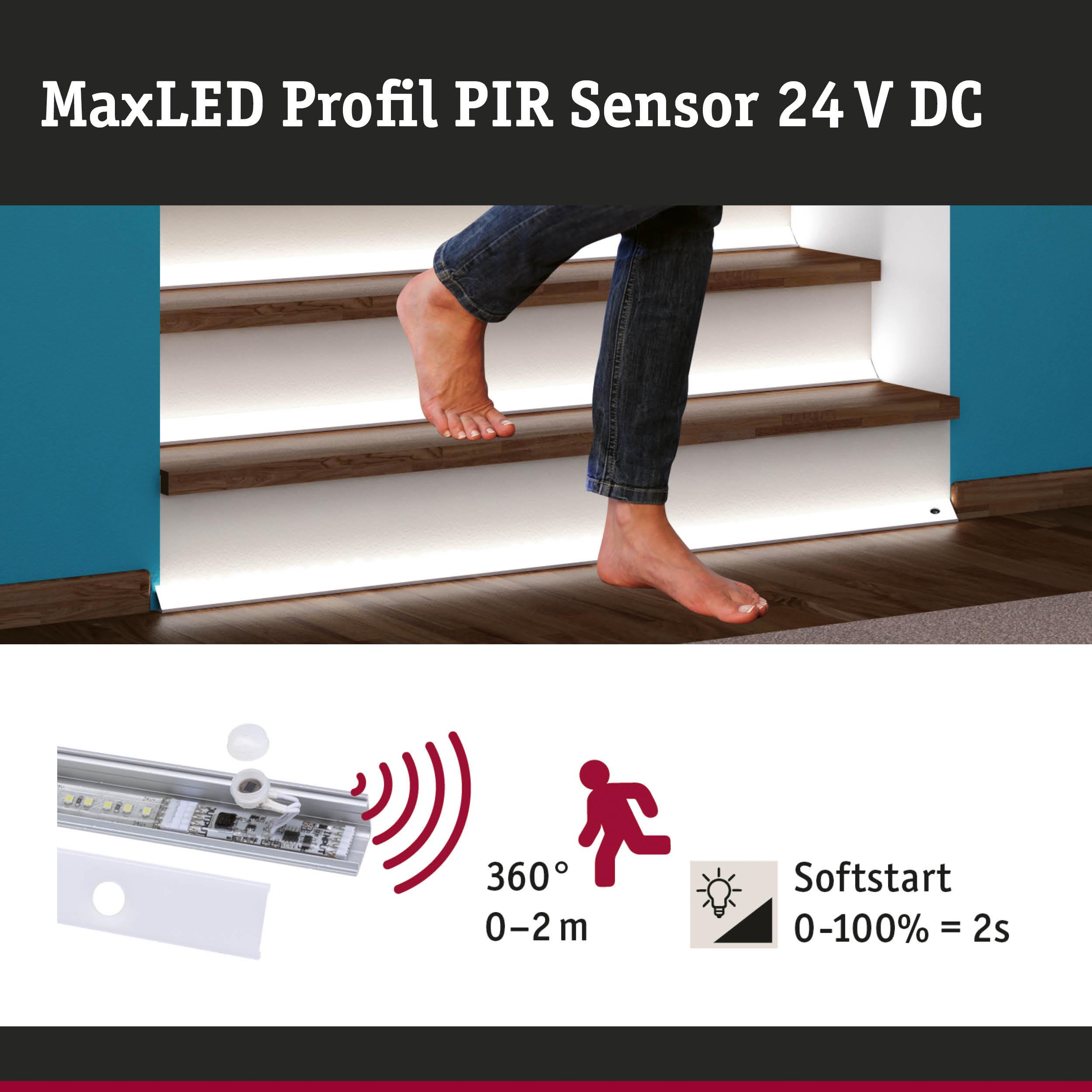 Barfuß Person steigt beleuchtete Holztreppe hinauf, PIR Sensor Details.