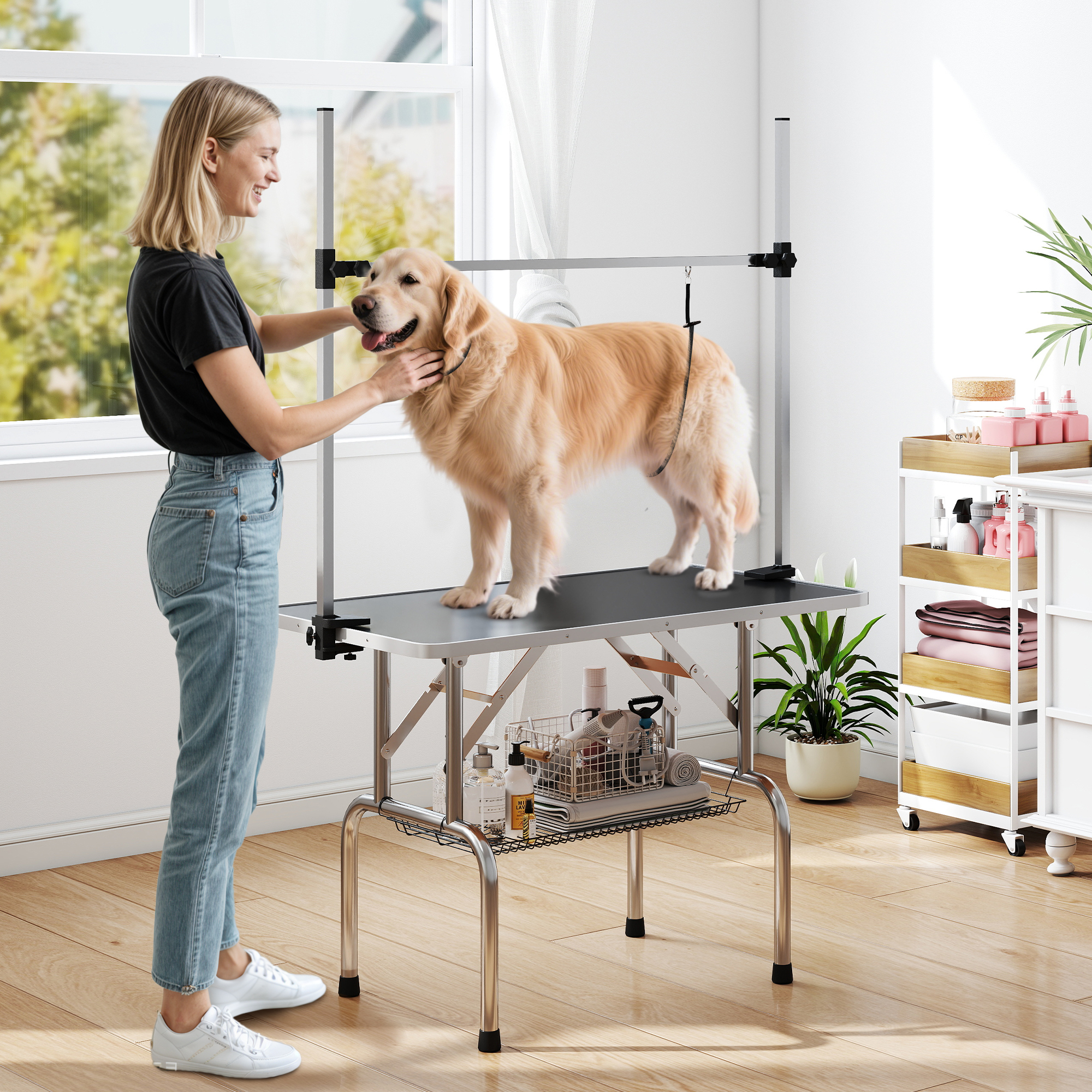Una mujer acicala a un golden retriever en una mesa con suministros.