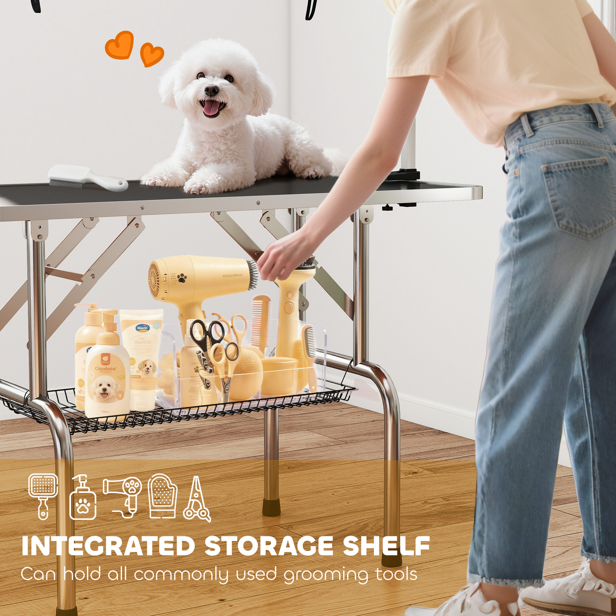 Un Bichon Frisé blanco yace en una mesa de peluquería junto a una persona y productos.