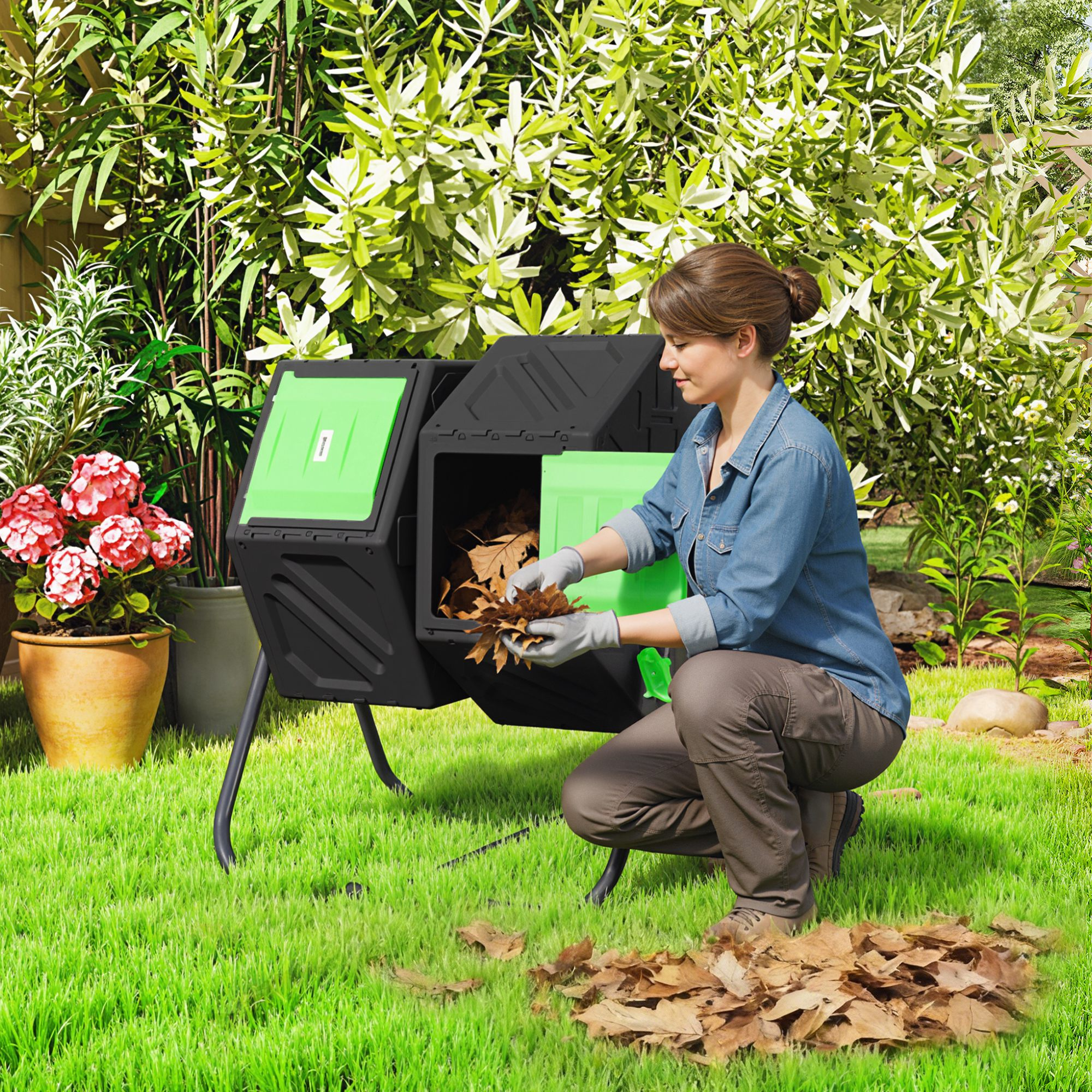 Mujer añade hojas secas a un compostador negro con detalles verdes en un jardín.
