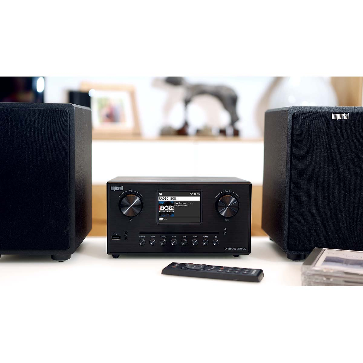 Schwarzes Imperial DABMAN Stereo-System mit zwei Lautsprechern und Fernbedienung. Radio BOB! spielt.