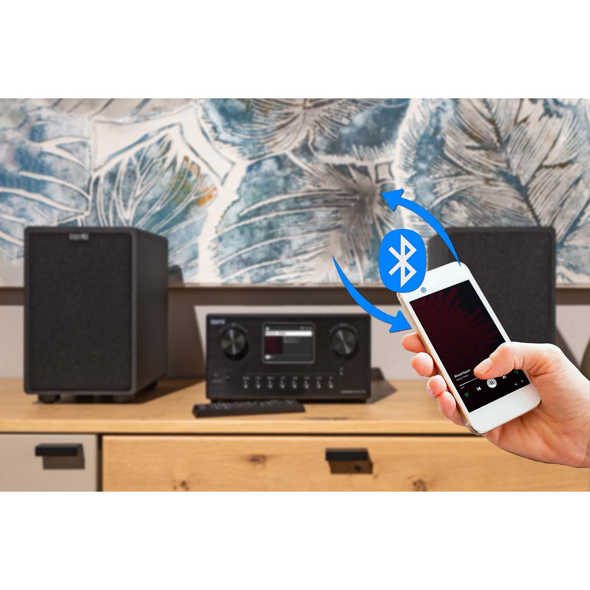 Ein Smartphone verbindet sich per Bluetooth mit einer Stereoanlage und Lautsprechern.