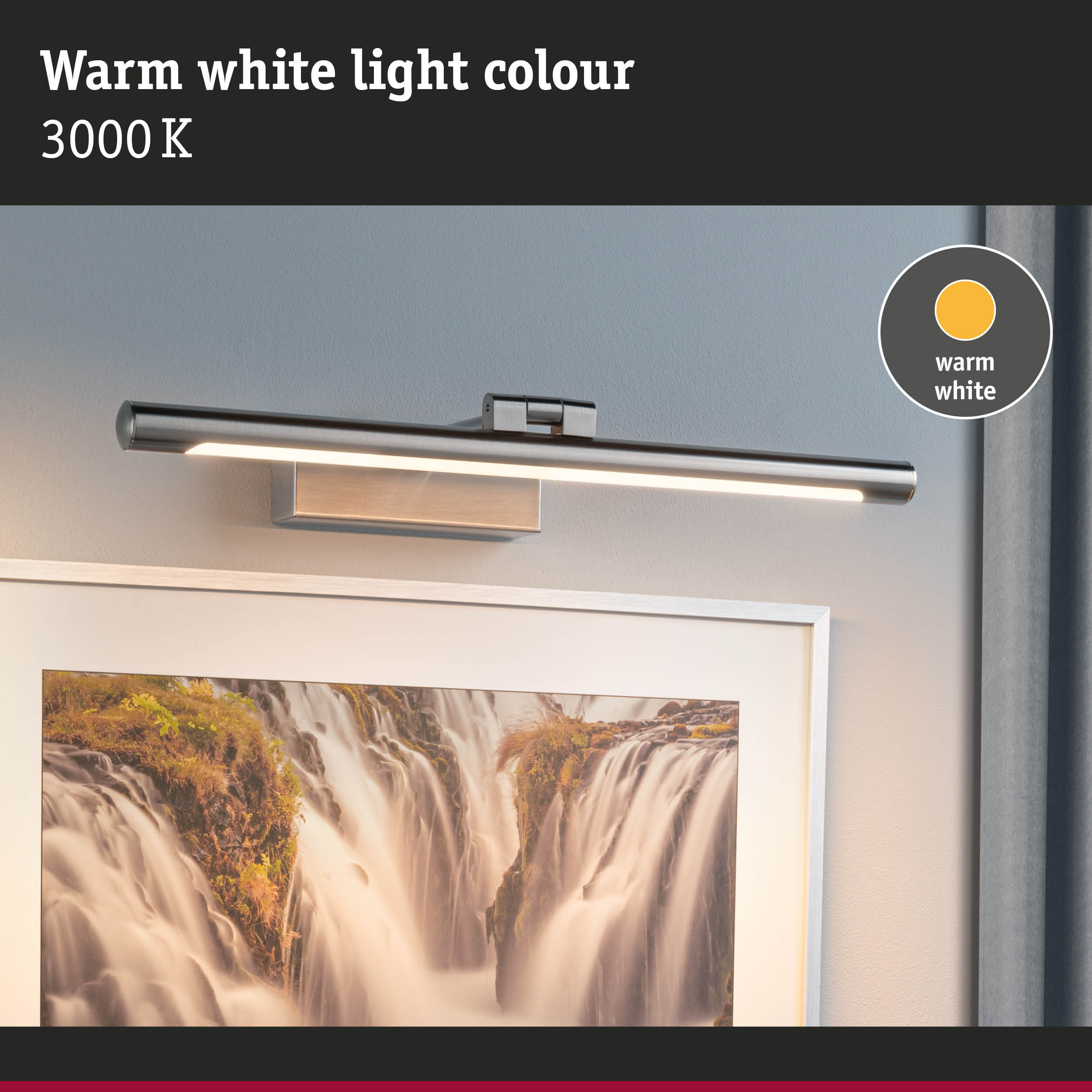 Obrotowa lampa ścienna oświetla obraz wodospadu ciepłym białym światłem.