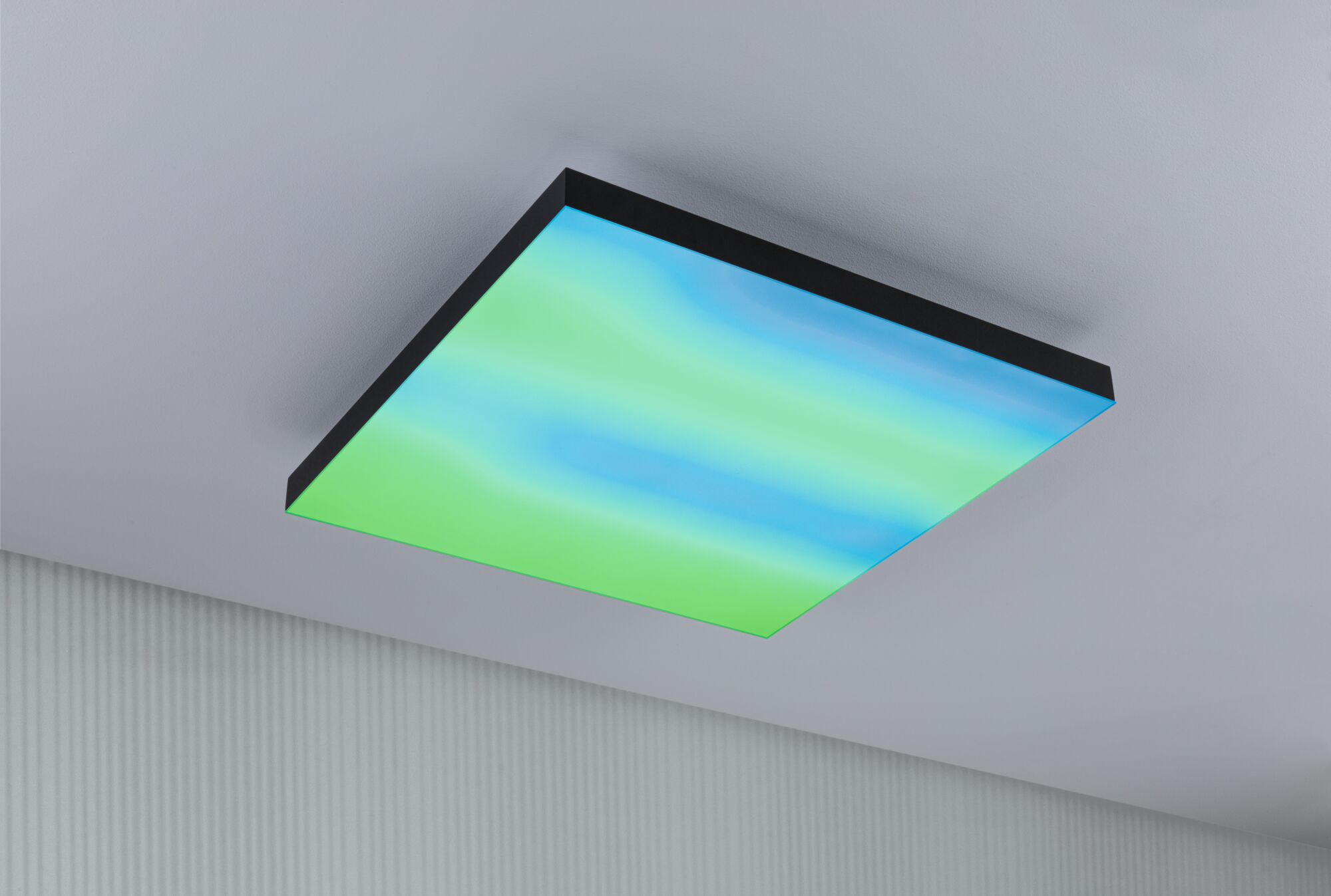 Plafoniera quadrata con sfumatura blu-verde su cornice nera.