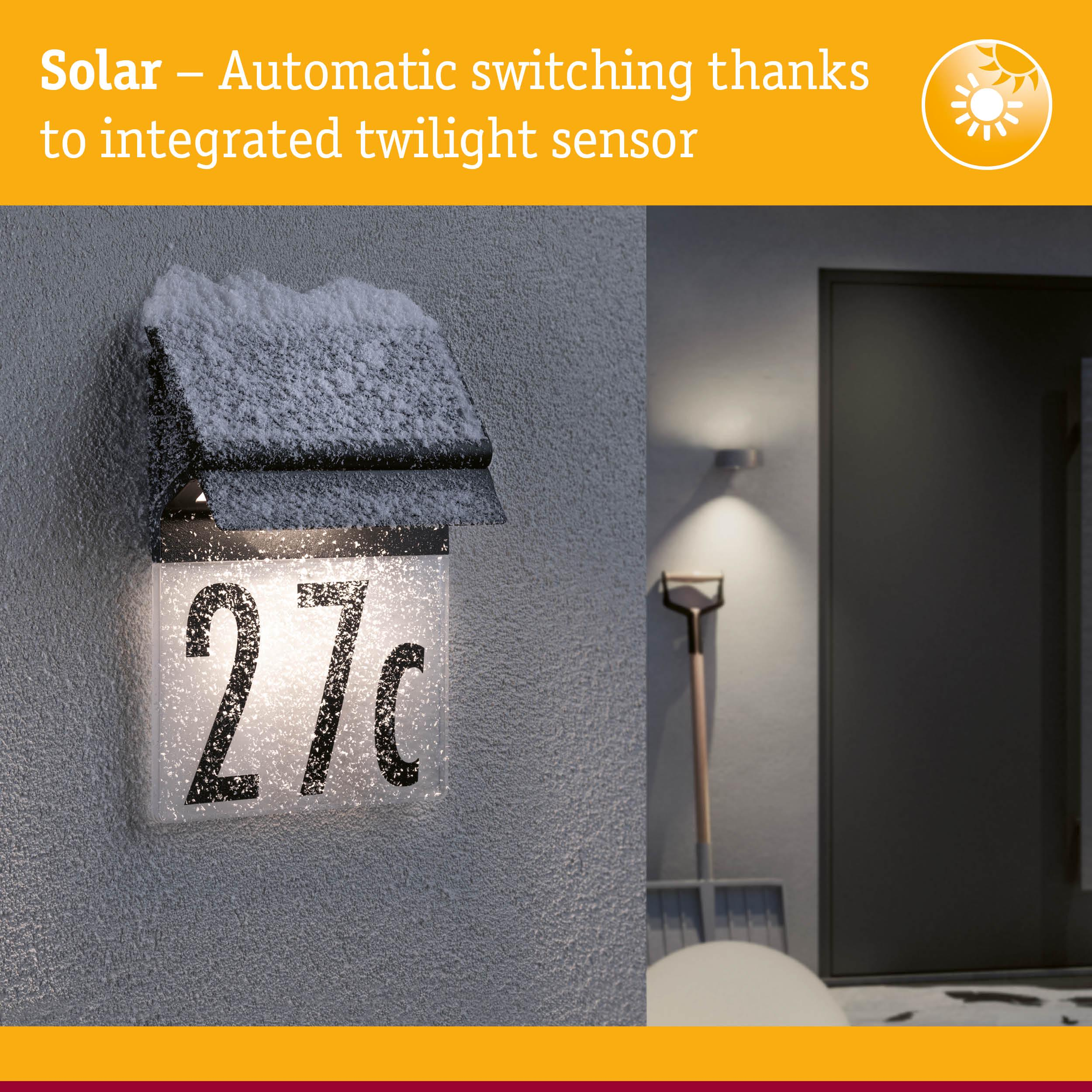 Solar Hausnummernleuchte mit Beschriftung '27c', bedeckt mit Schnee.