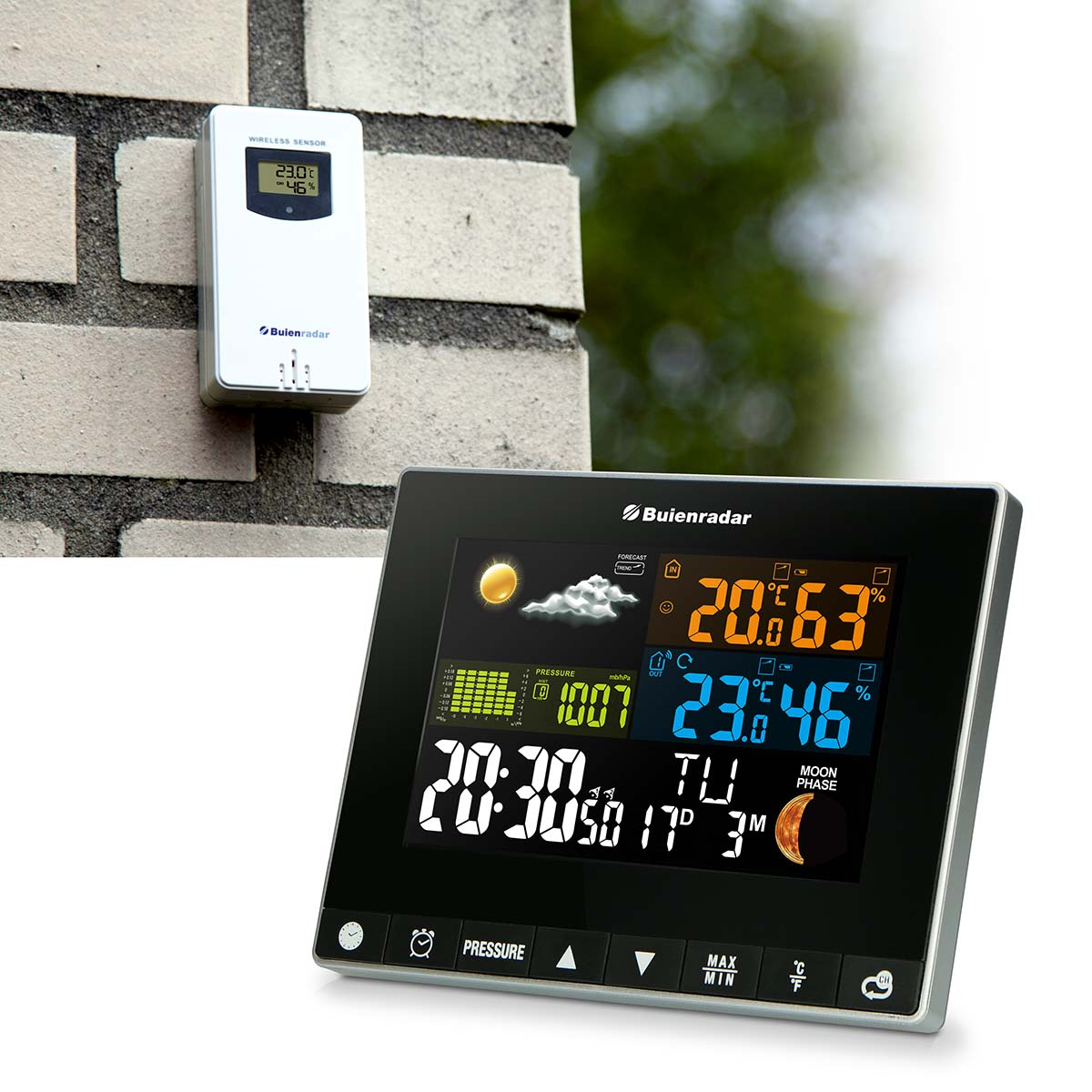 Ein kabelloser Sensor und eine Wetterstation mit digitalen Anzeigen für Temperatur, Luftdruck und Mondphase.