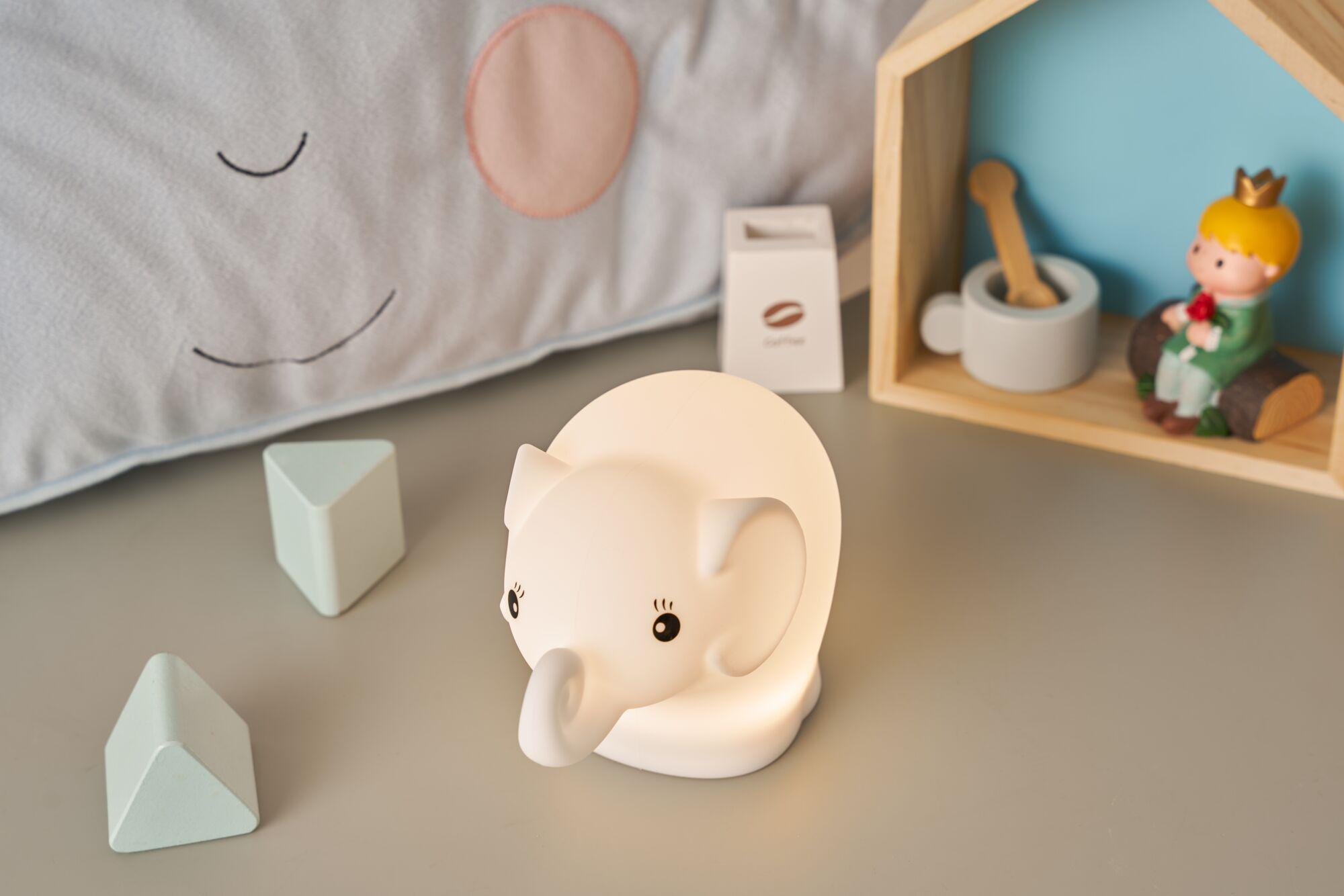 Podświetlana lampka słonik z zabawkami, poduszką i figurką księcia.