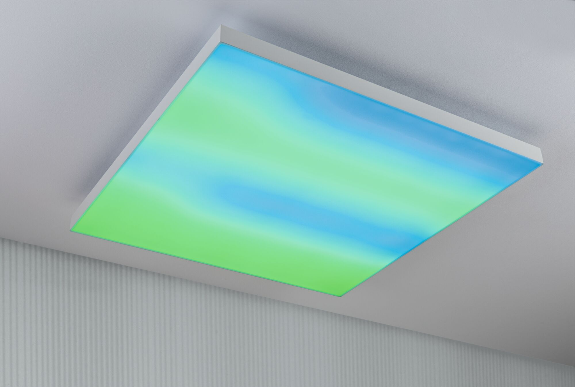 Eine rechteckige Deckenleuchte mit sanften blauen und grünen Lichtstreifen.
